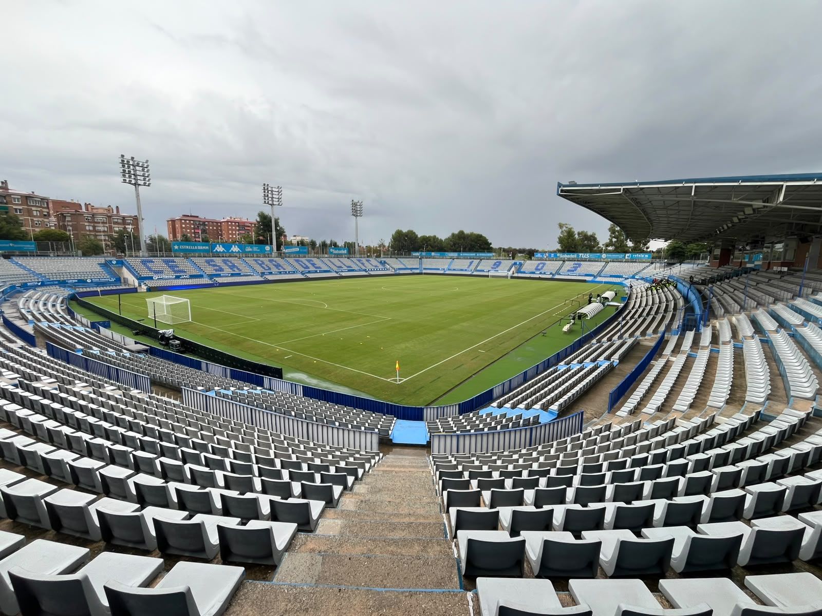 Aquest era el panorama aquesta tarda a la Nova Creu Alta de Sabadell. Aquest era el panorama aquesta tarda a la Nova Creu Alta de Sabadell.