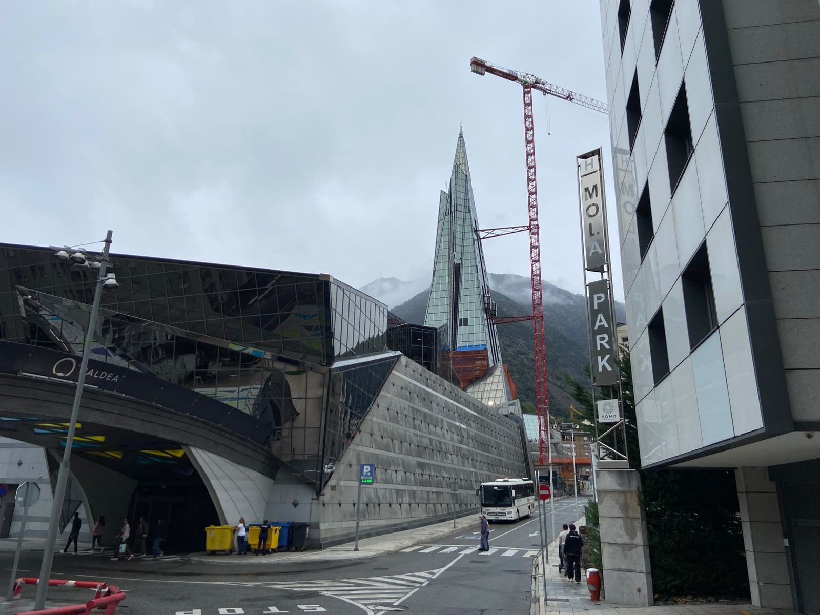 Vista exterior de Caldea, amb l'hotel en construcció. La portaveu del Sindicat, Rebeca Bonache.