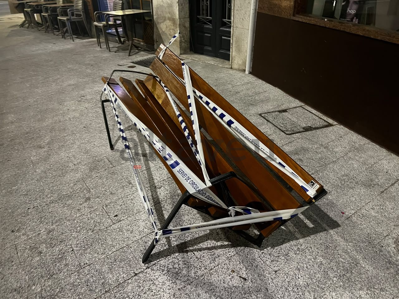El banc malmès, precintat pel servei de circulació.