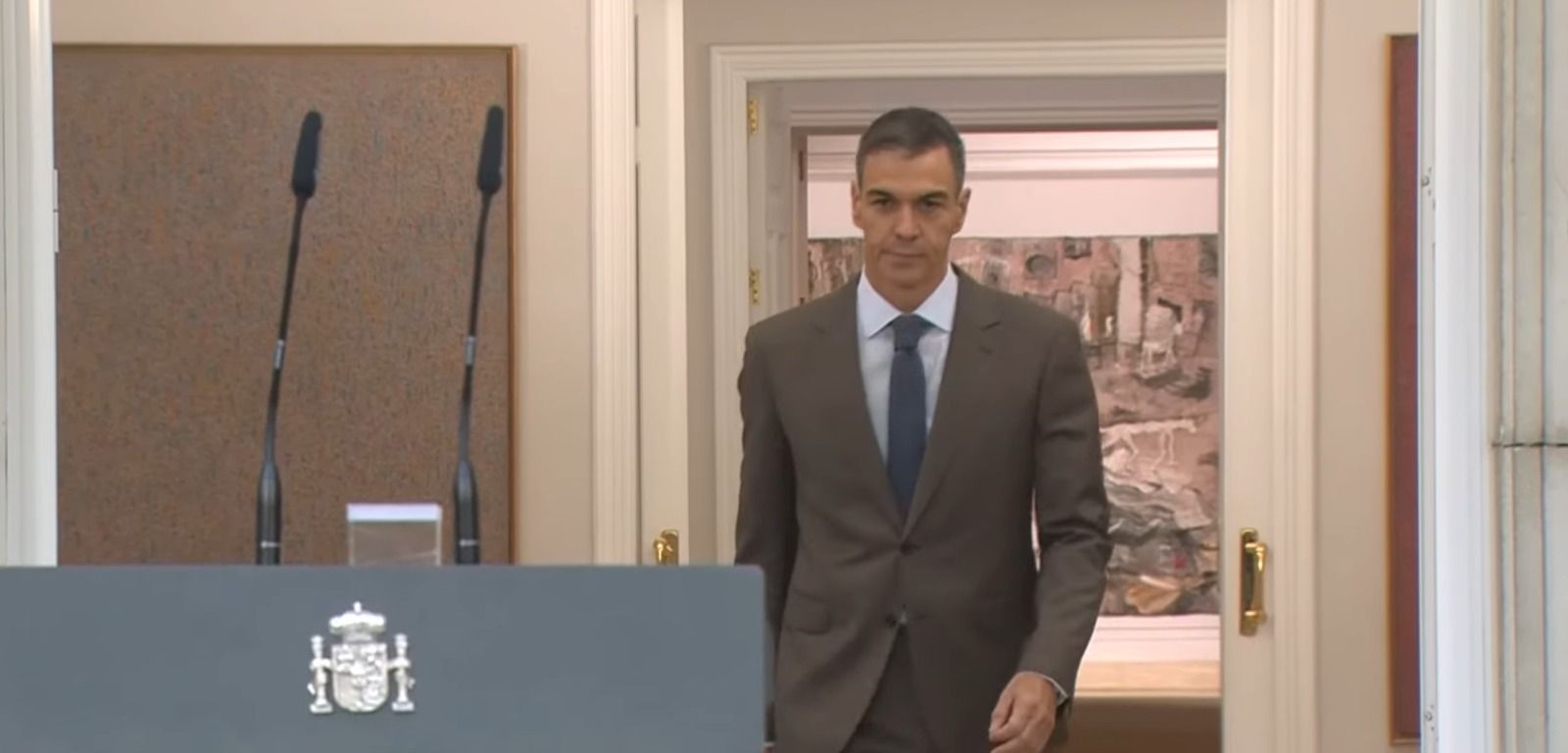 Pedro Sánchez camina cap al faristol on ha fet la declaració institucional.