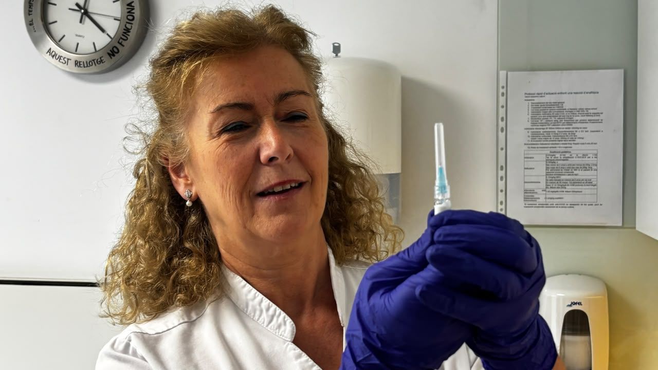 L'infermera preparant una injecció. L'infermera preparant una injecció.