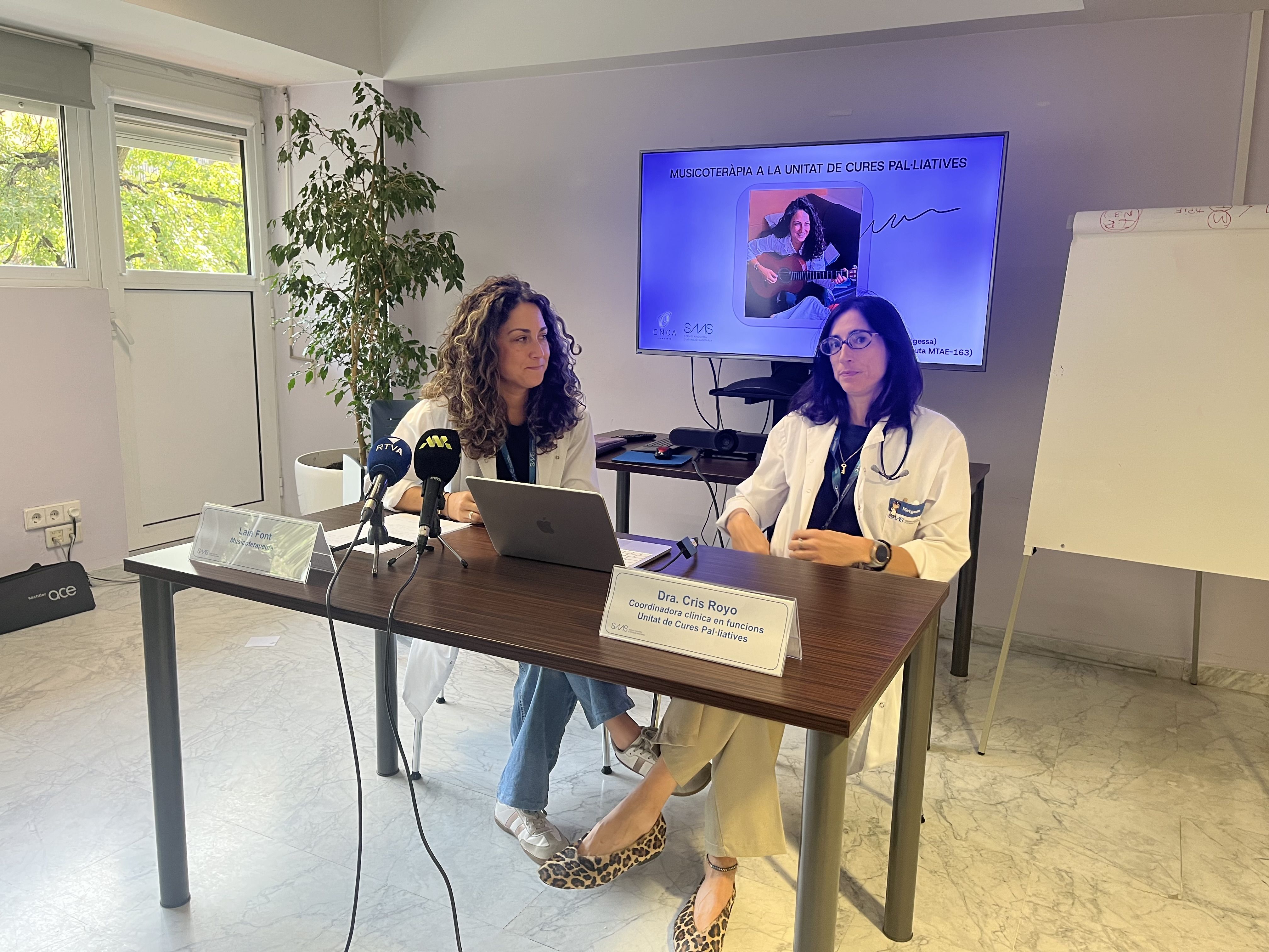 La coordinadora clínica en funcions unitat de cures pal·liatives, Cristina Royo, i la musicoterapeuta Laia Font La coordinadora clínica en funcions unitat de cures pal·liatives, Cristina Royo, i la musicoterapeuta Laia Font