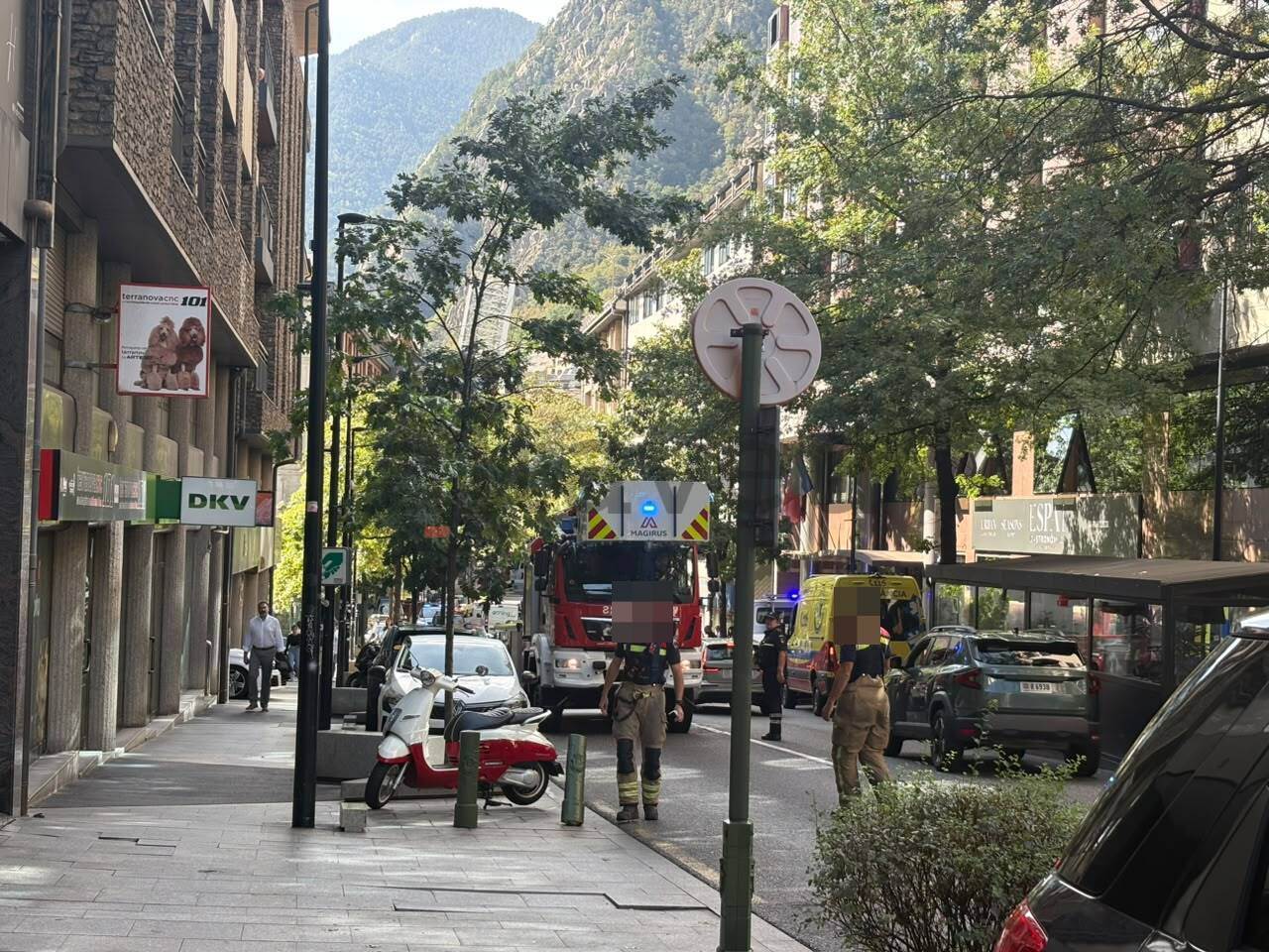 Bombers i ambulància, abans d'entrar al edifici en qüestió.