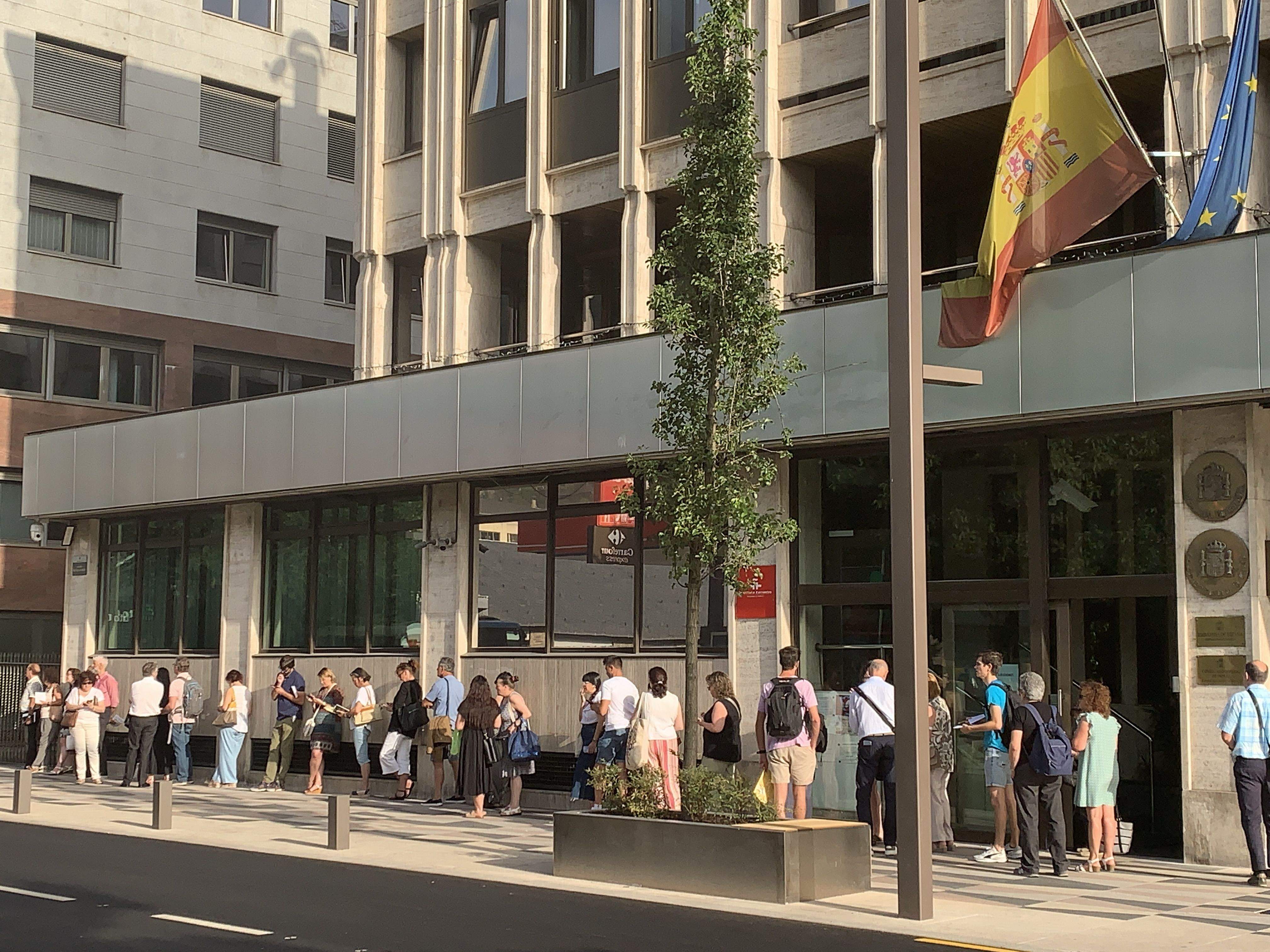 Cues a l'exterior de l'ambaixada en les eleccions del juliol del 2023. Cues a l'exterior de l'ambaixada en les eleccions del juliol del 2023.