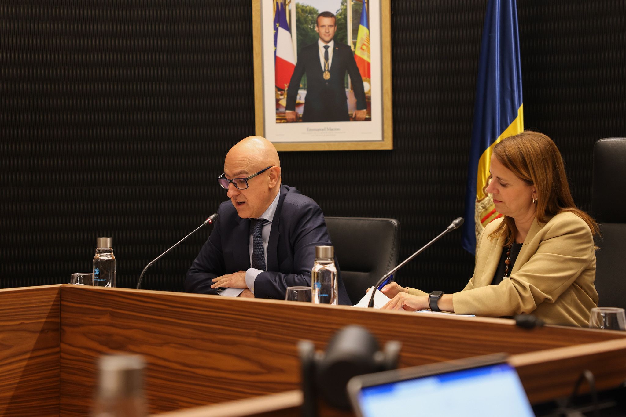 Quim Dolsa i Rosa Gili durant la sessió de consell de comú.