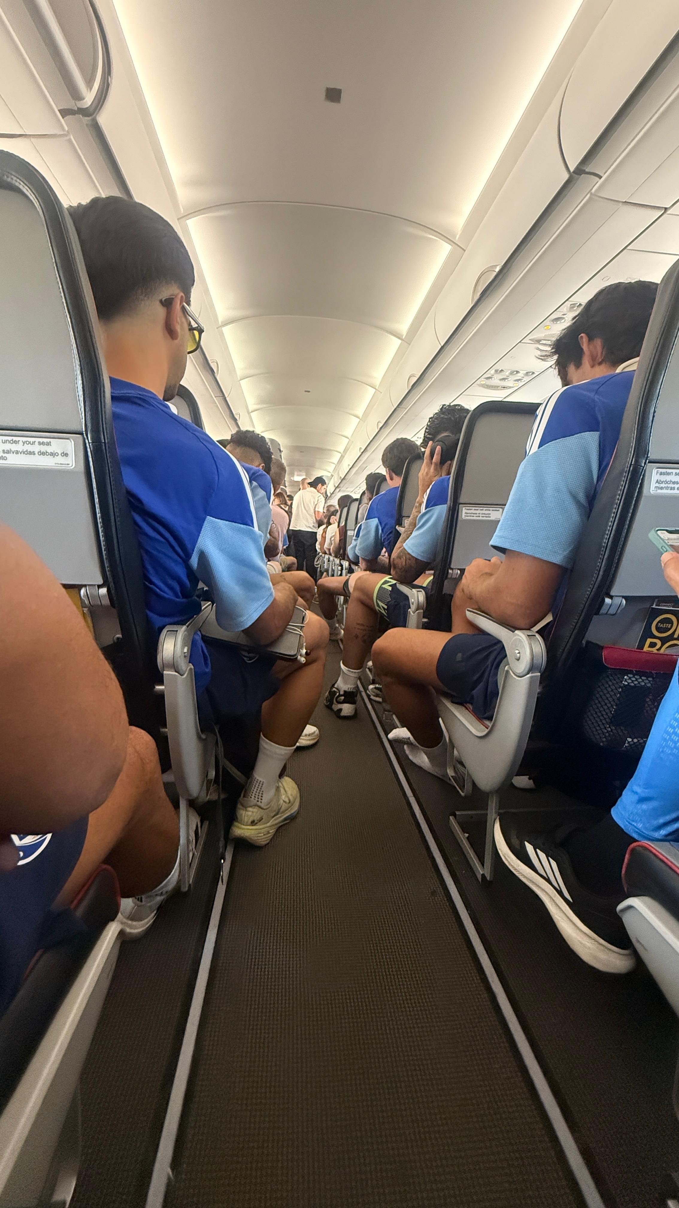 Els jugadors de la selecció absoluta, a punt de volar en un dels trajectes d'aquestes setmanes.