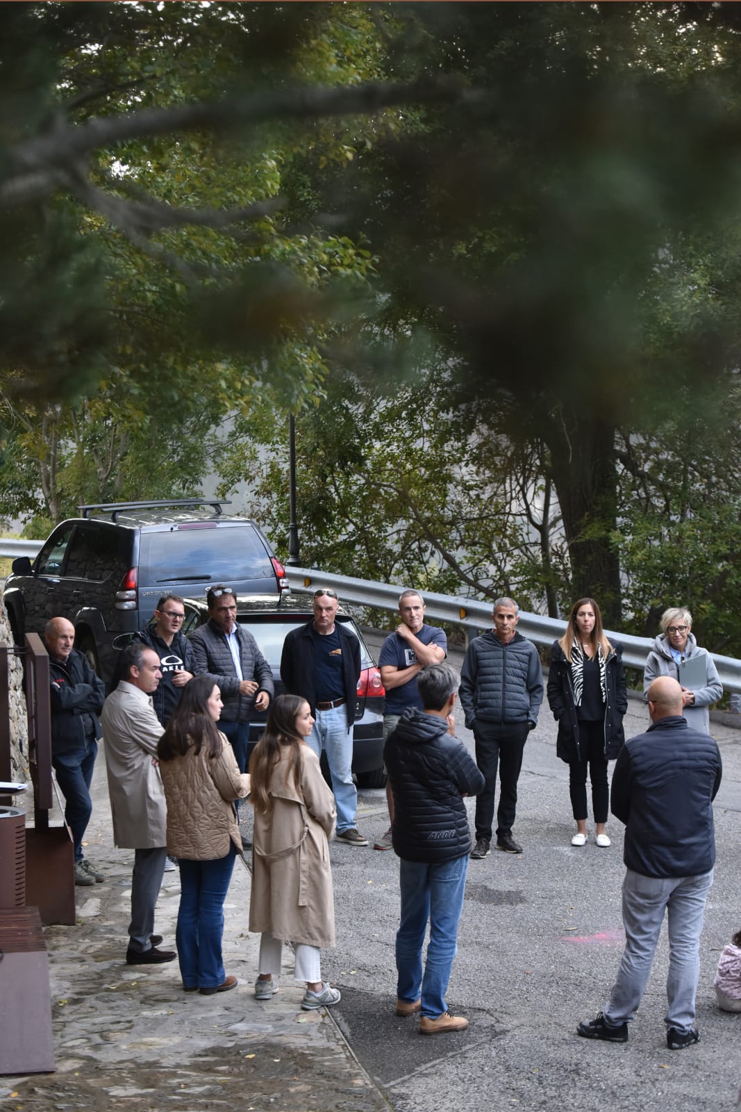 Un moment de la reunió al Forn. | Comú de Canillo La portaveu del Sindicat, Rebeca Bonache.