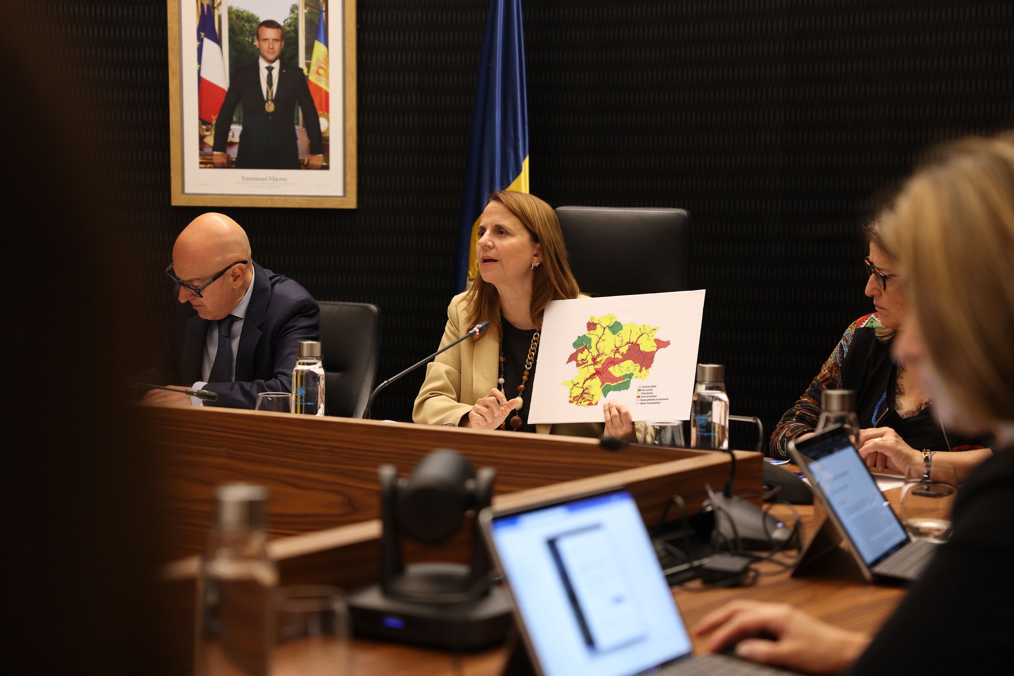 Gili mostra el mapa de la zonificació de la candidatura a Reserva de la Biosfera.