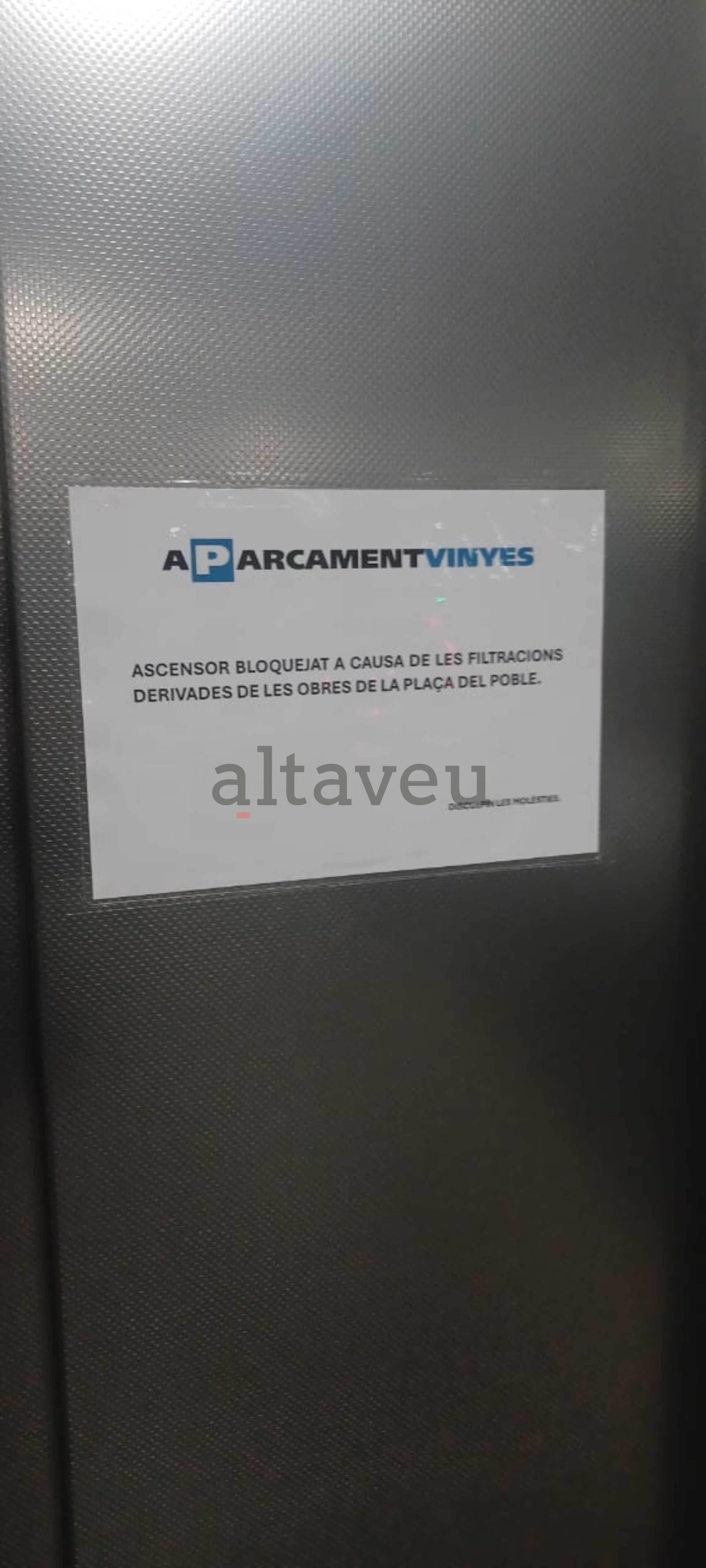 Un cartell anunciador de l'atur de l'ascensor.
