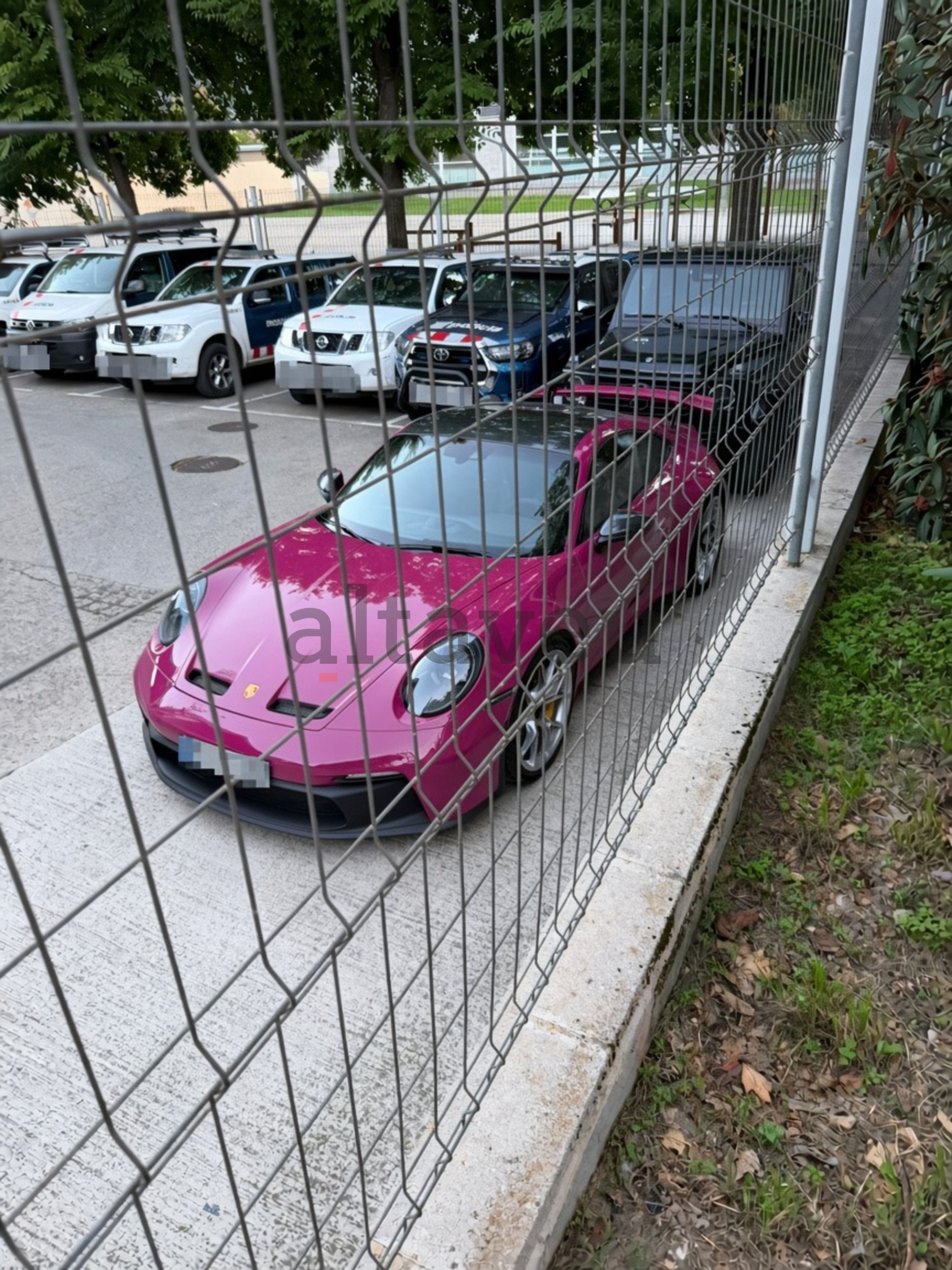 Dos dels cotxes que al seu dia van ser robats a Andorra en el recinte dels mossos a la Seu.