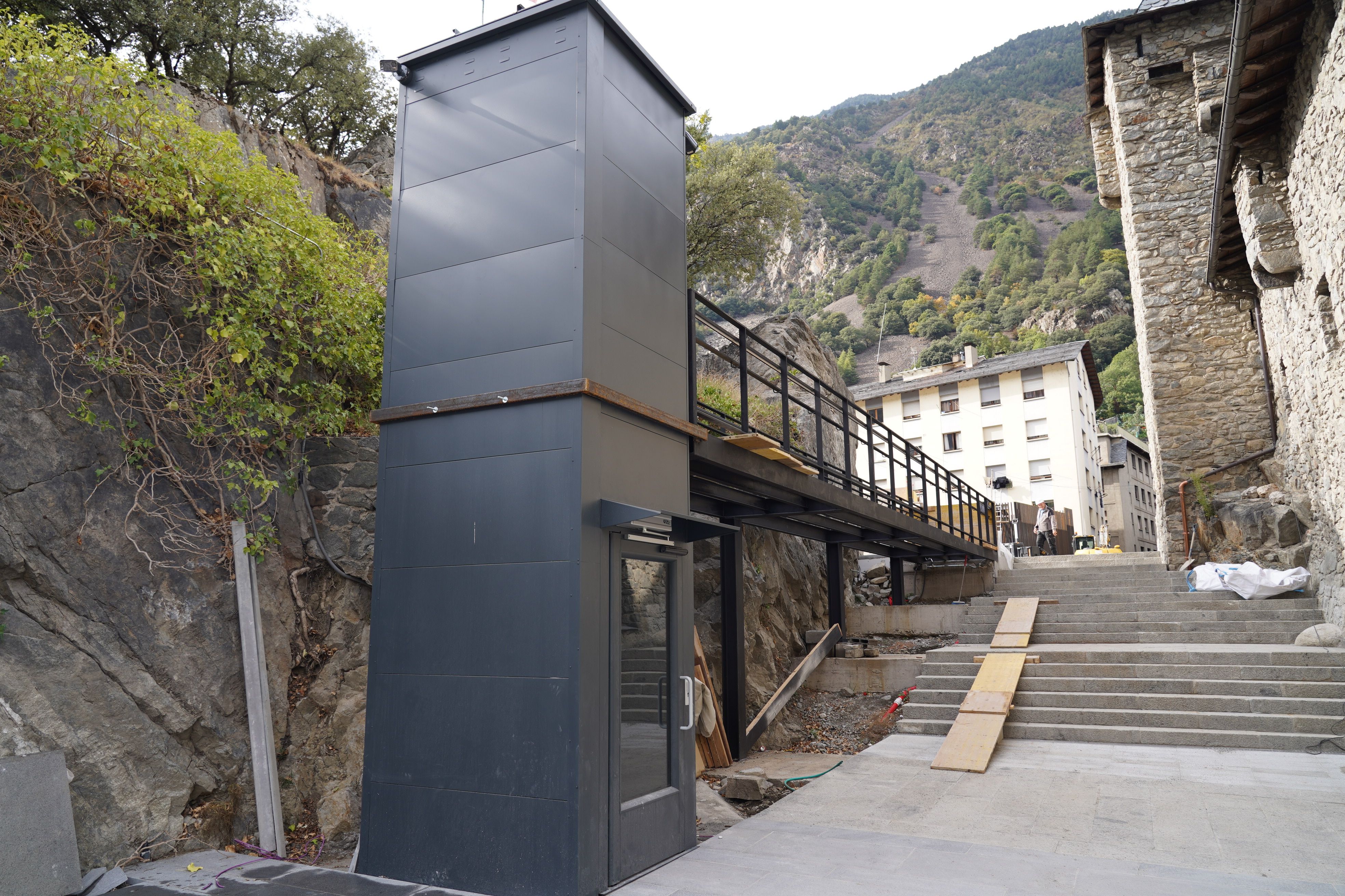 L'ascensor per a persones amb mobilitat reduïda. L'ascensor per a persones amb mobilitat reduïda.