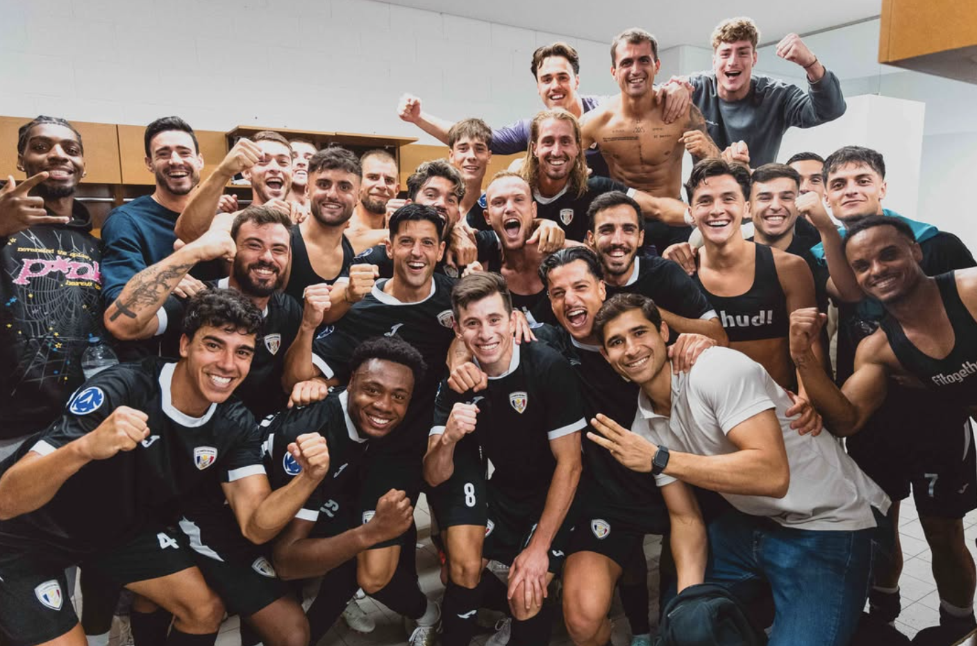 La plantilla de l'FC Santa Coloma celebrant un triomf aquesta temporada.