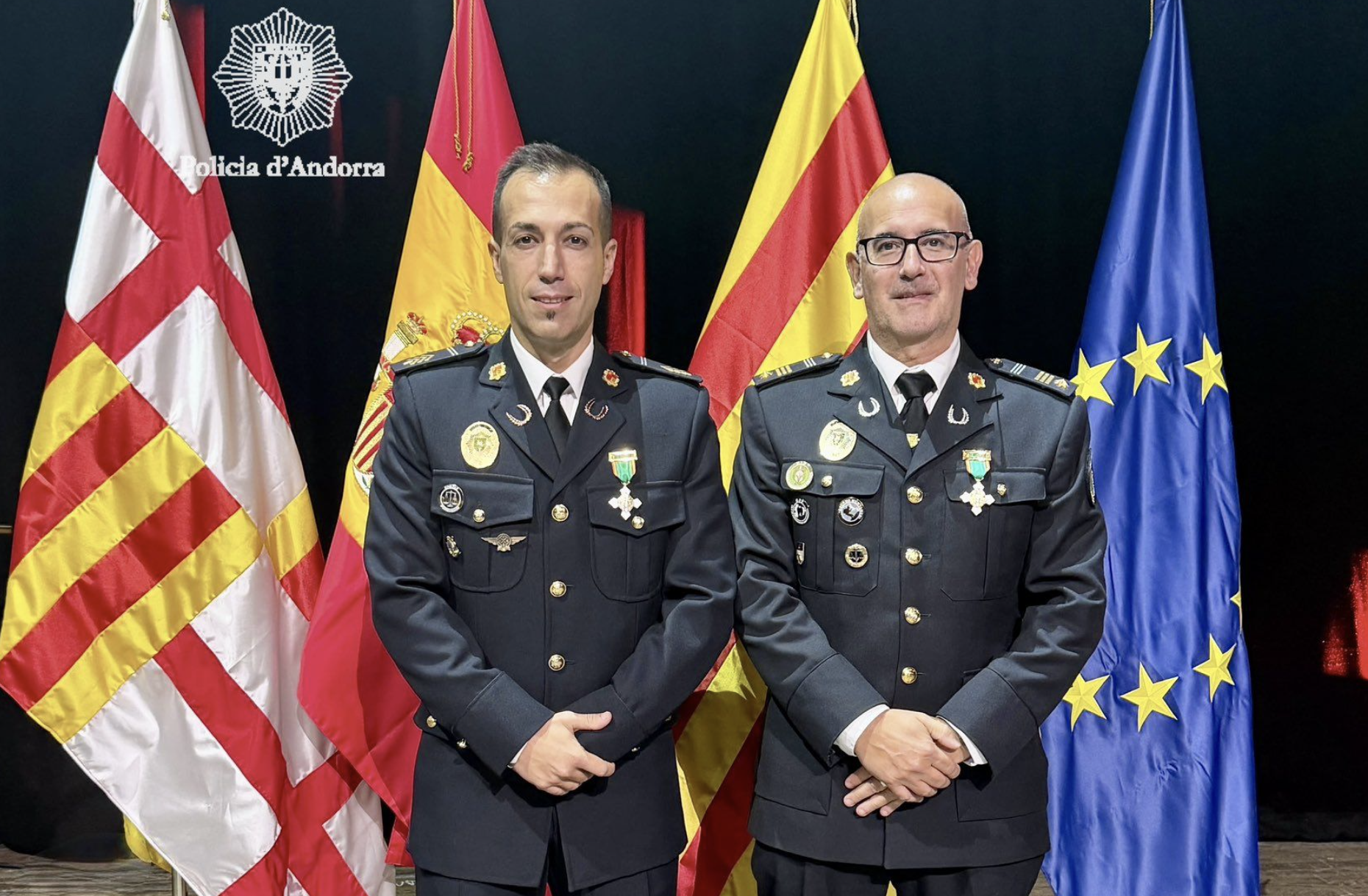 La policia espanyola condecora l’inspector major Josep Albert Rivero i el sergent major Sergi Medina amb la creu al mèrit policial.