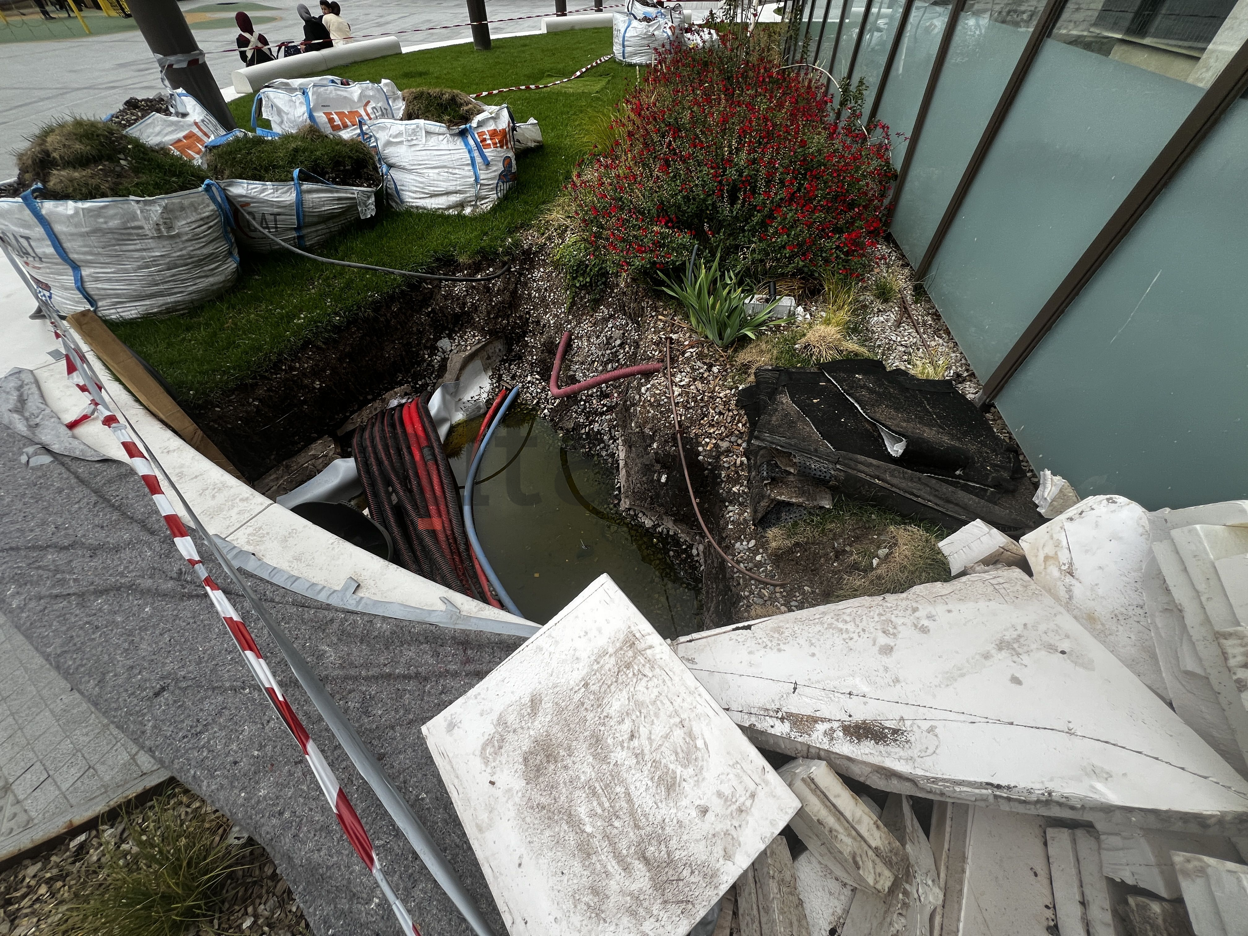 Les jardineres s'han anat buidant.