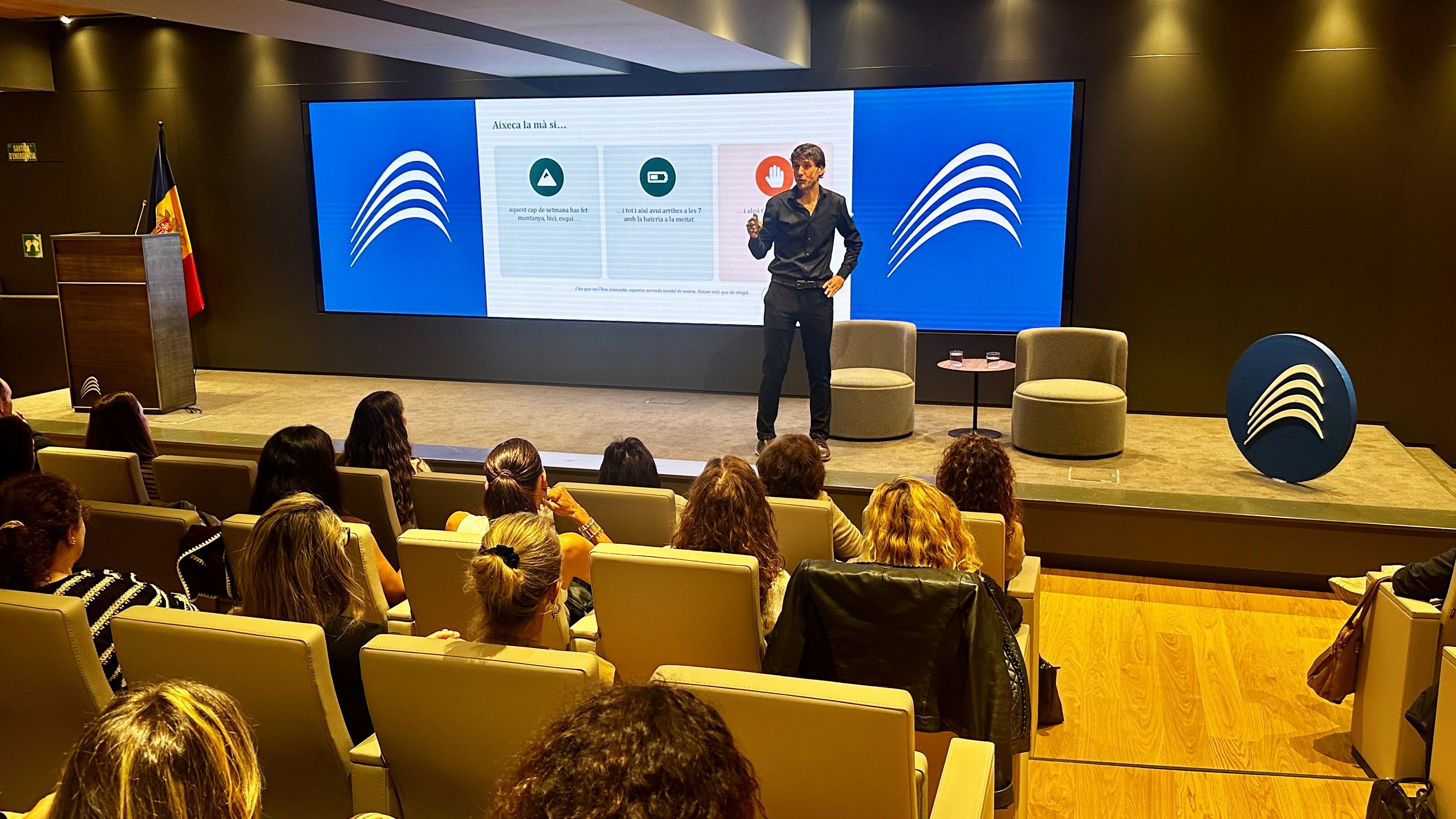 Conferència 'Més enllà de les hormones. Claus per viure amb energia' La portaveu del Sindicat, Rebeca Bonache.