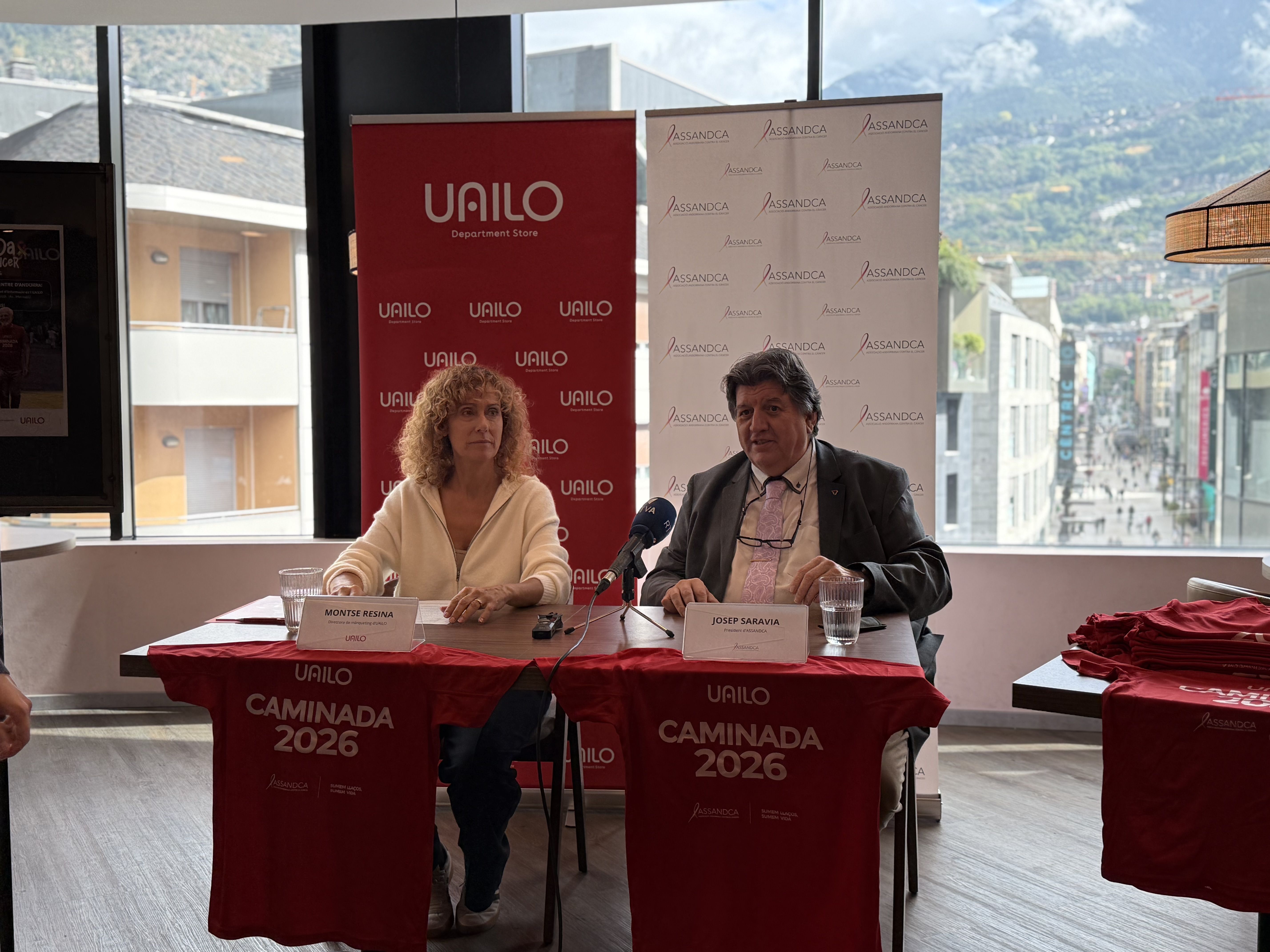 El president de l’Associació Andorrana Contra el Càncer (Assandca), Josep Saravia i la directora de màrqueting d'Uailo, Montse Resina, durant la roda de premsa.