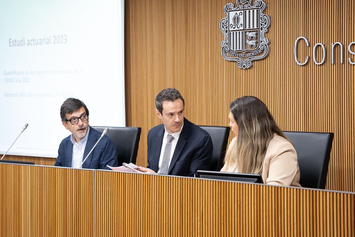 Maria Martisella, presidenta de la comissió, amb els responsables del fons de reserva i la CASS, Jordi Cinca i Marc Galabert. Maria Martisella, presidenta de la comissió, amb els responsables del fons de reserva i la CASS, Jordi Cinca i Marc Galabert.