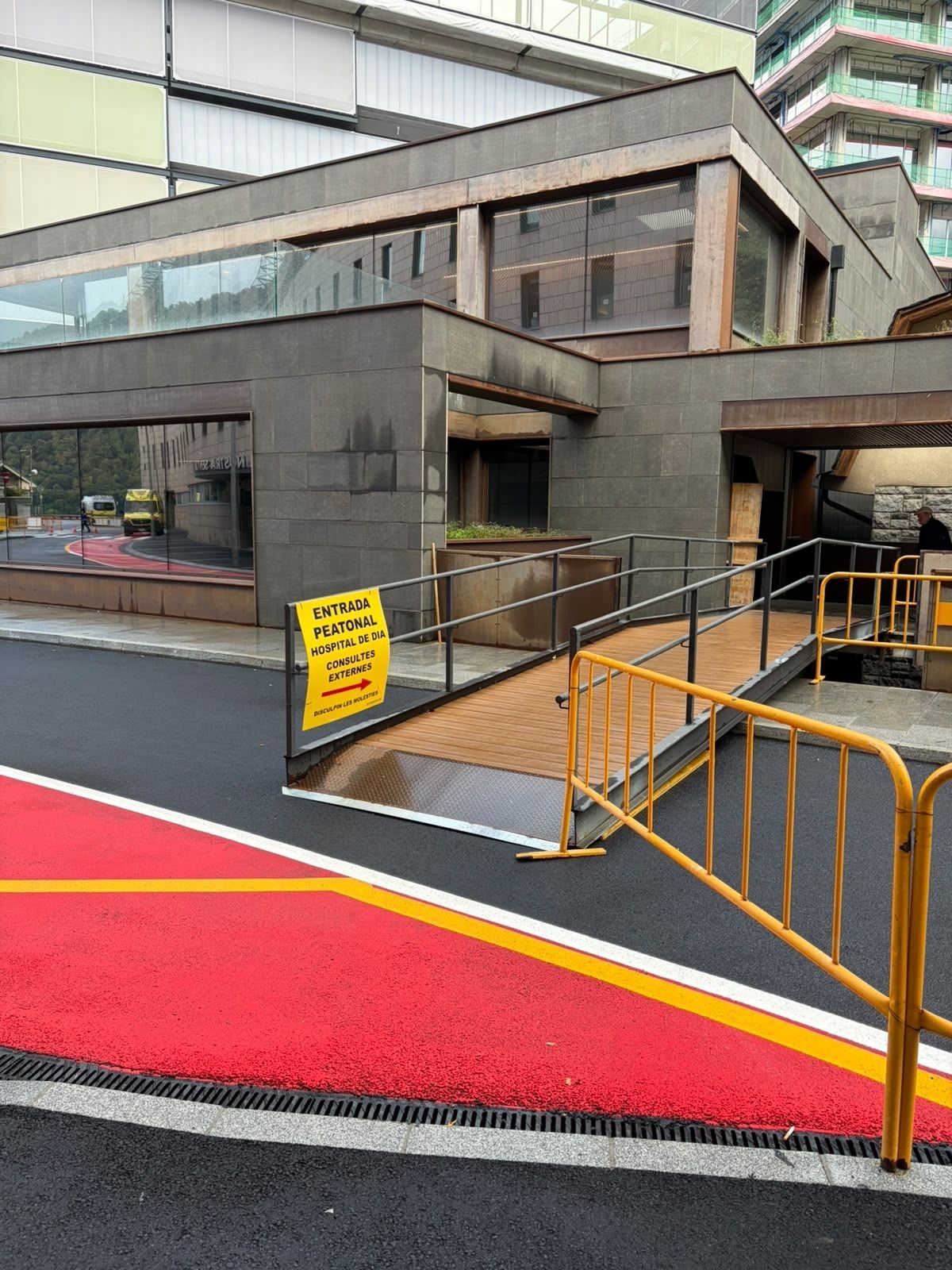Modificat l’accés a les consultes externes per les obres de drenatge del viaducte dels Escalls- Modificat l’accés a les consultes externes per les obres de drenatge del viaducte dels Escalls-