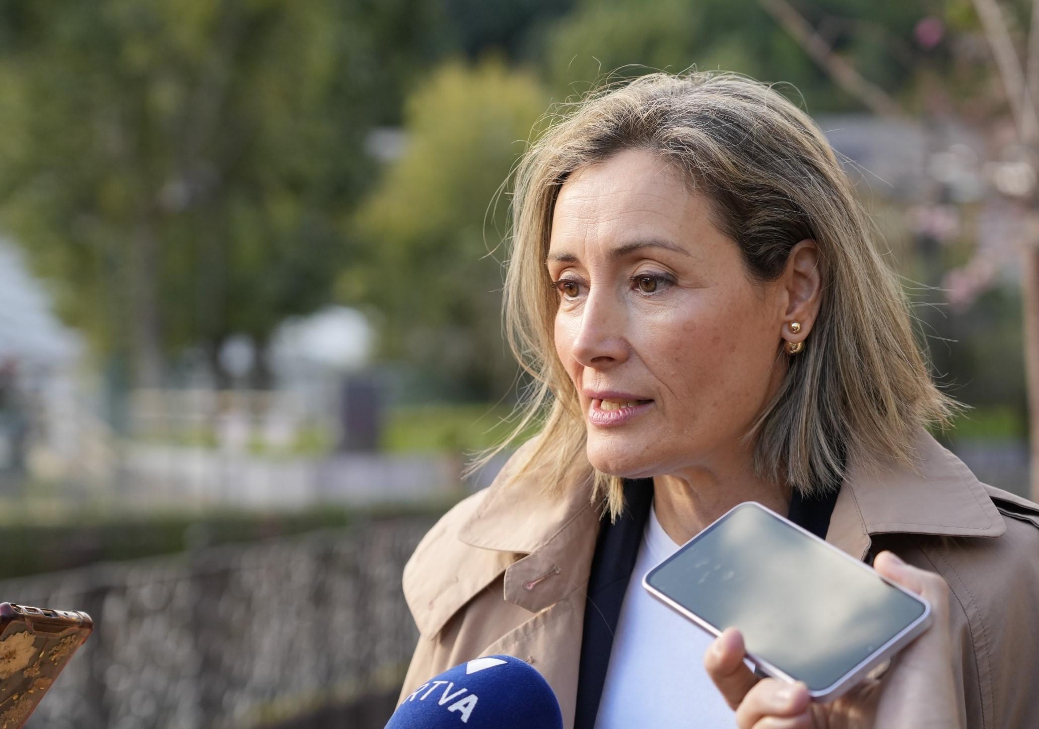 La directora de Medi Ambient i Sostenibilitat, Sílvia Ferrer, aquest matí. La portaveu del Sindicat, Rebeca Bonache.