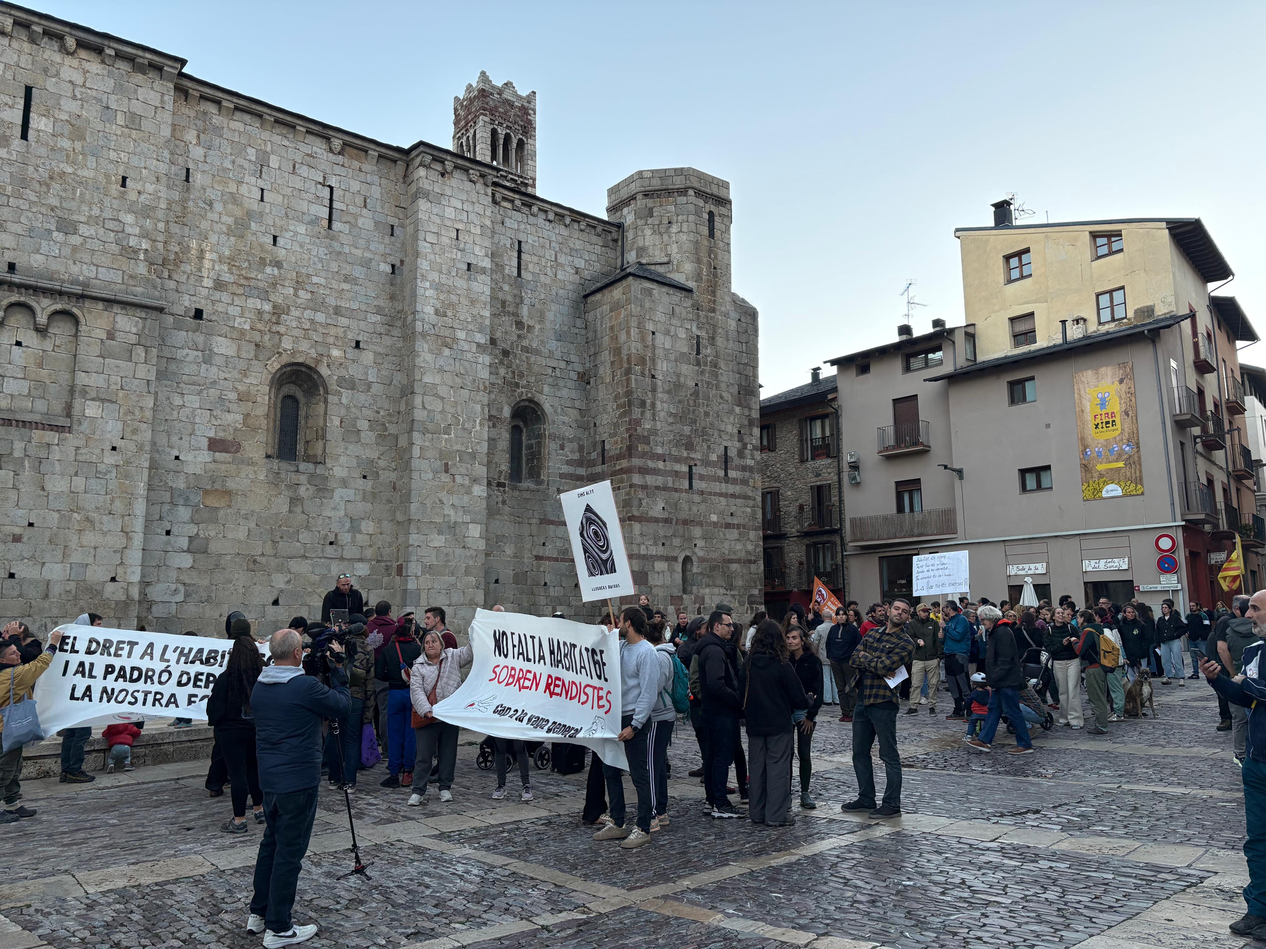 Un centenar de persones s'han aplegat a la plaça dels Oms.
