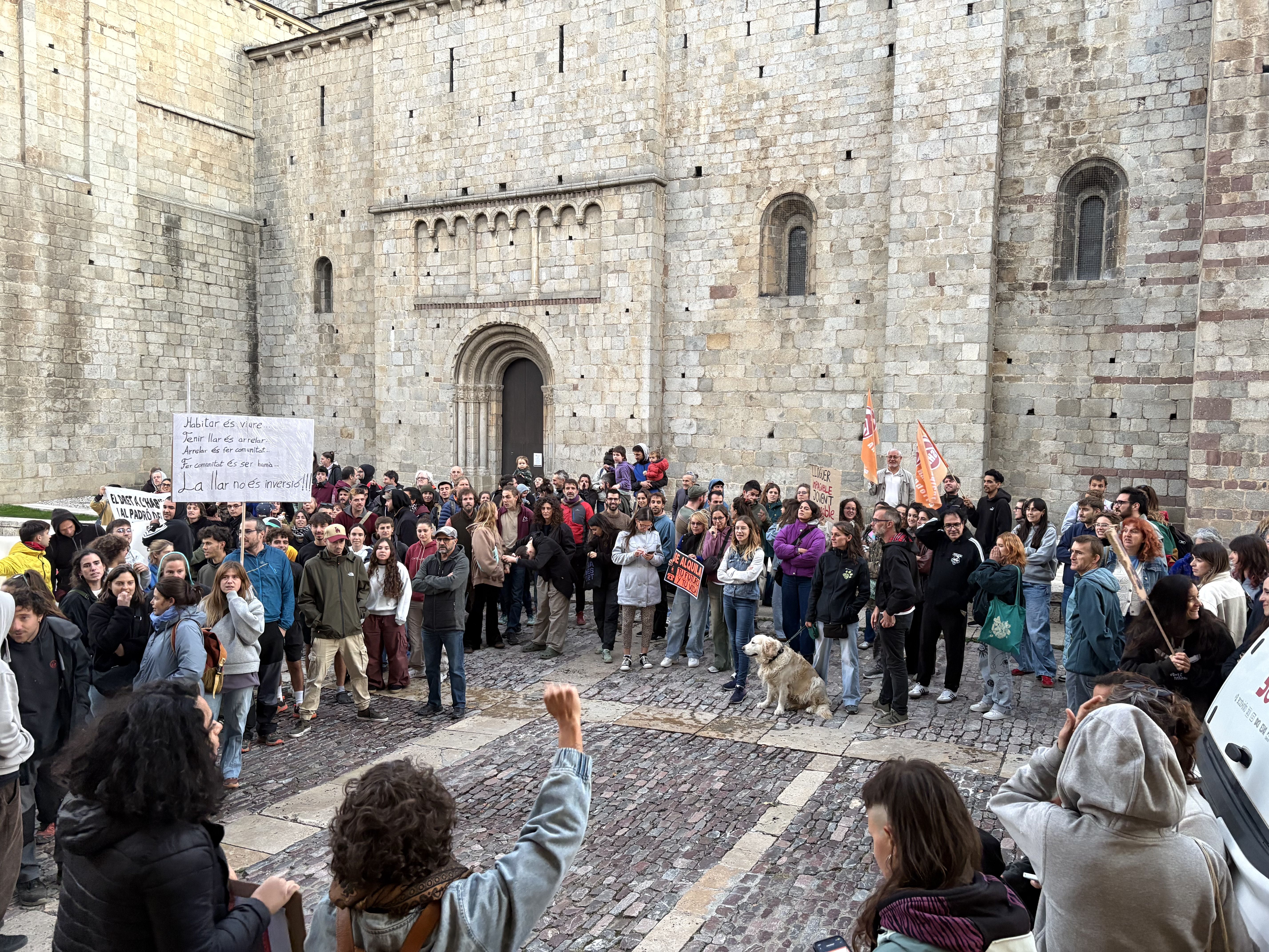 Un centenar de persones s'han aplegat a la plaça dels Oms.