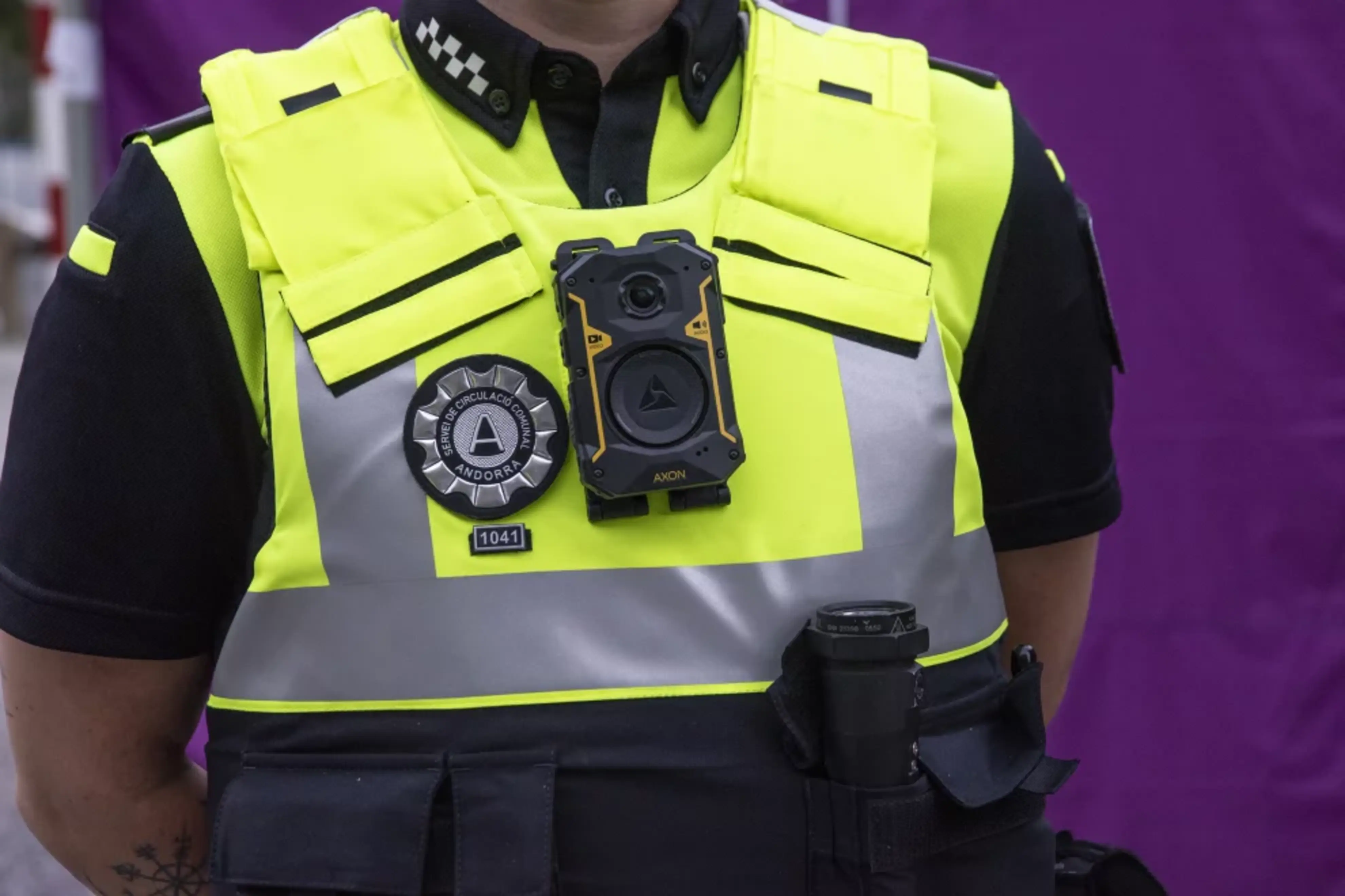 Un agent de circulació equipat amb una càmera de pit.