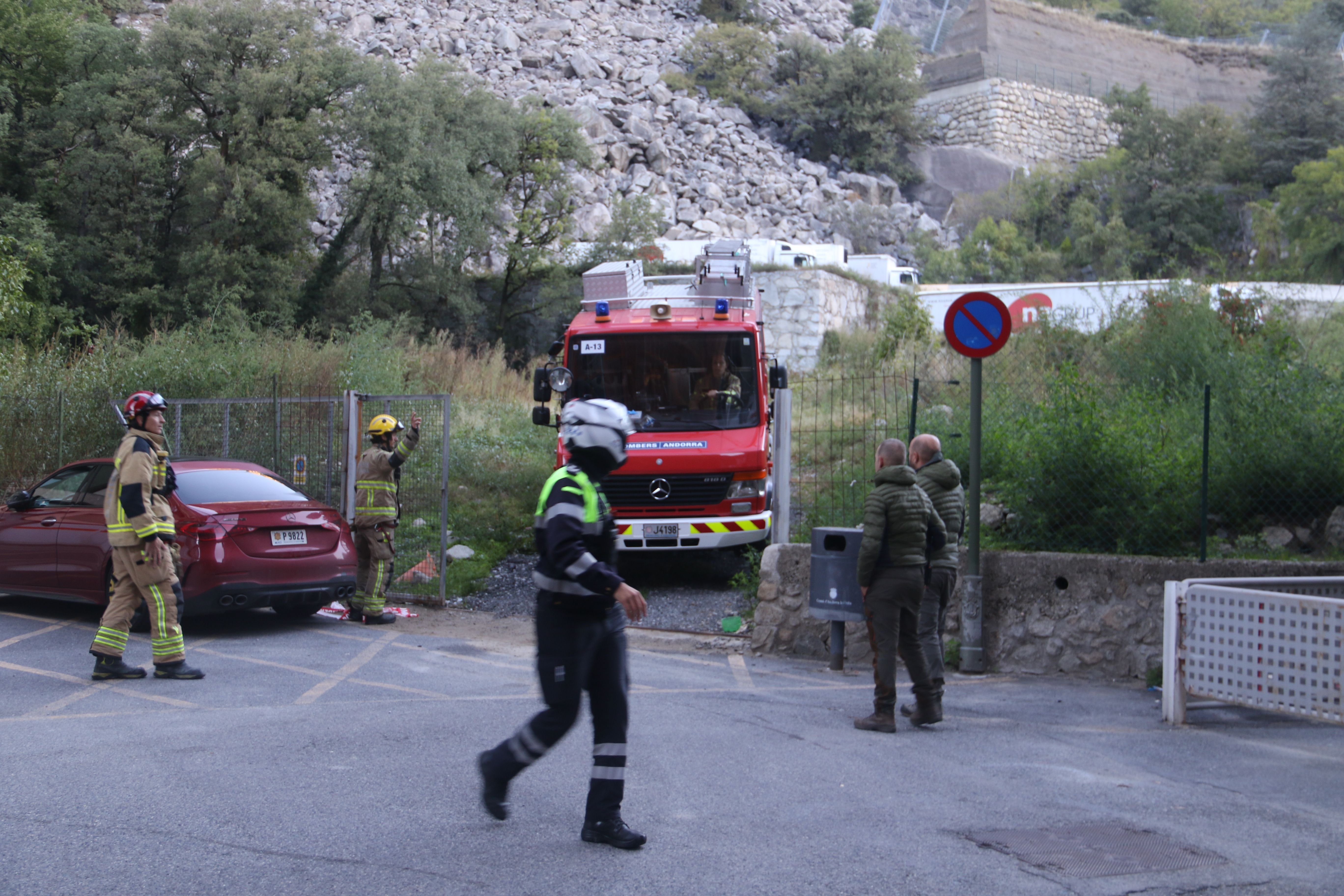 Els bombers marxant de la zona després d'inspeccionar l'indret.