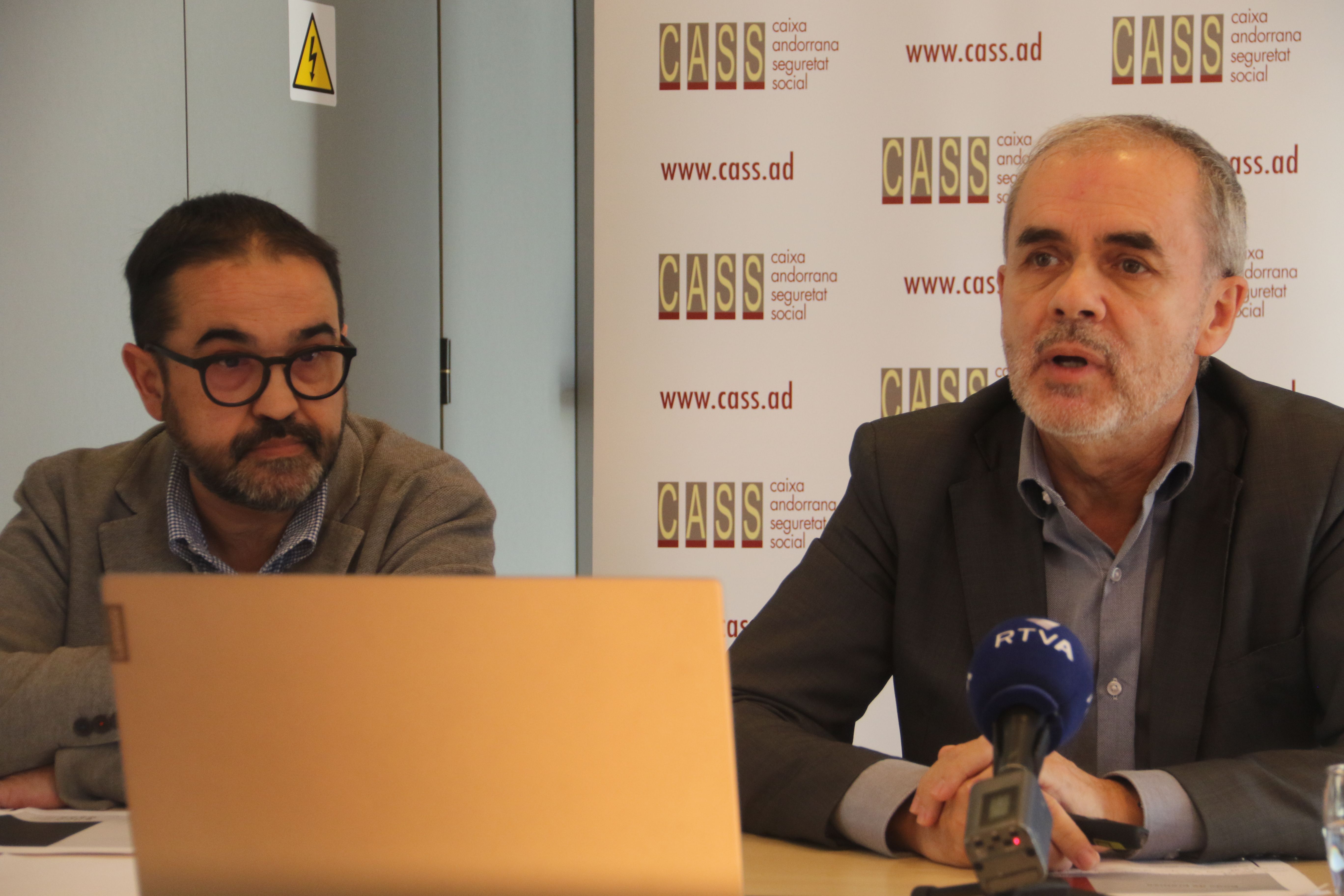 El director general de la CASS, Josep Escoriza, i el cap de prestacions, Sergi Iglesia, durant la compareixença.