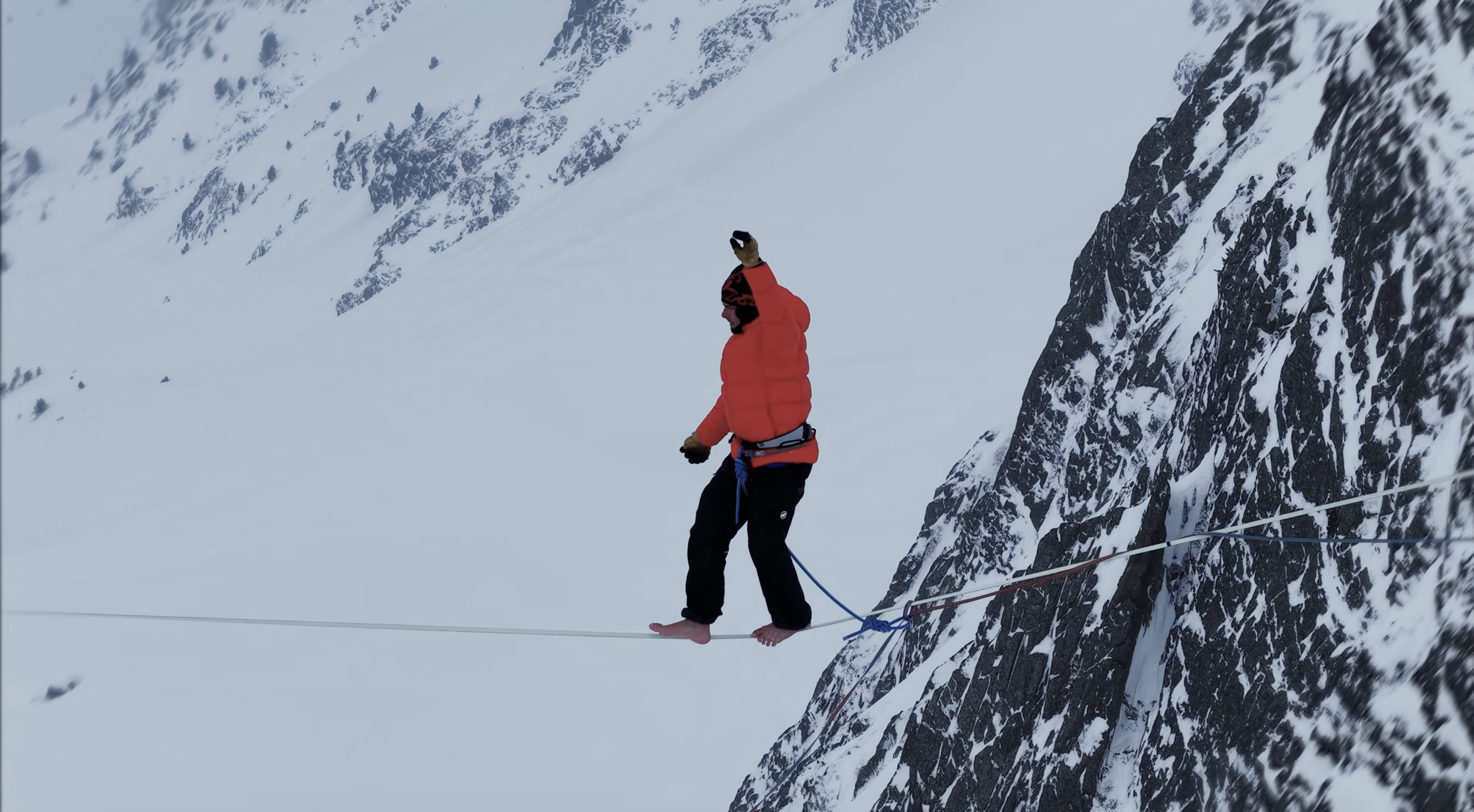 Moisés Castro practicant 'highline' a la primera edició de l’Allianz FIS Freeride World Championships 2026 Andorra.