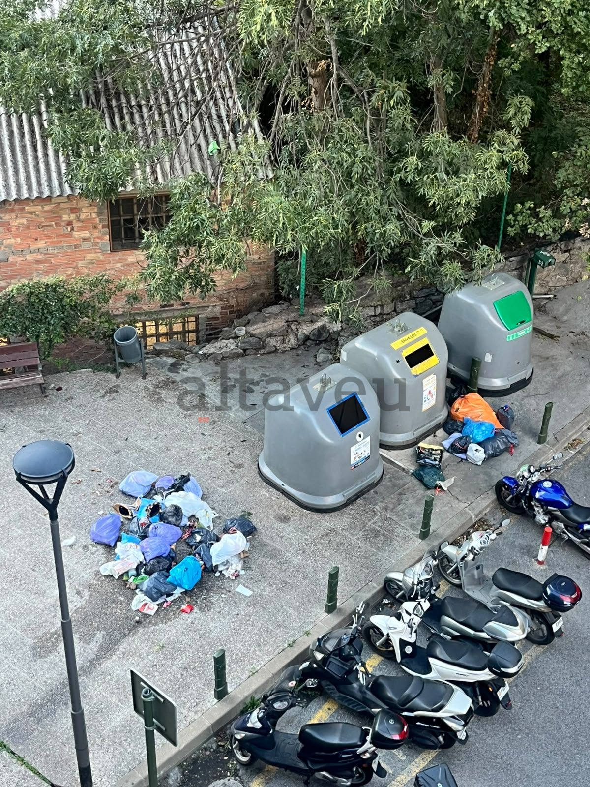 Residus escampats al costat dels contenidors del carrer del Cedre, a Santa Coloma.