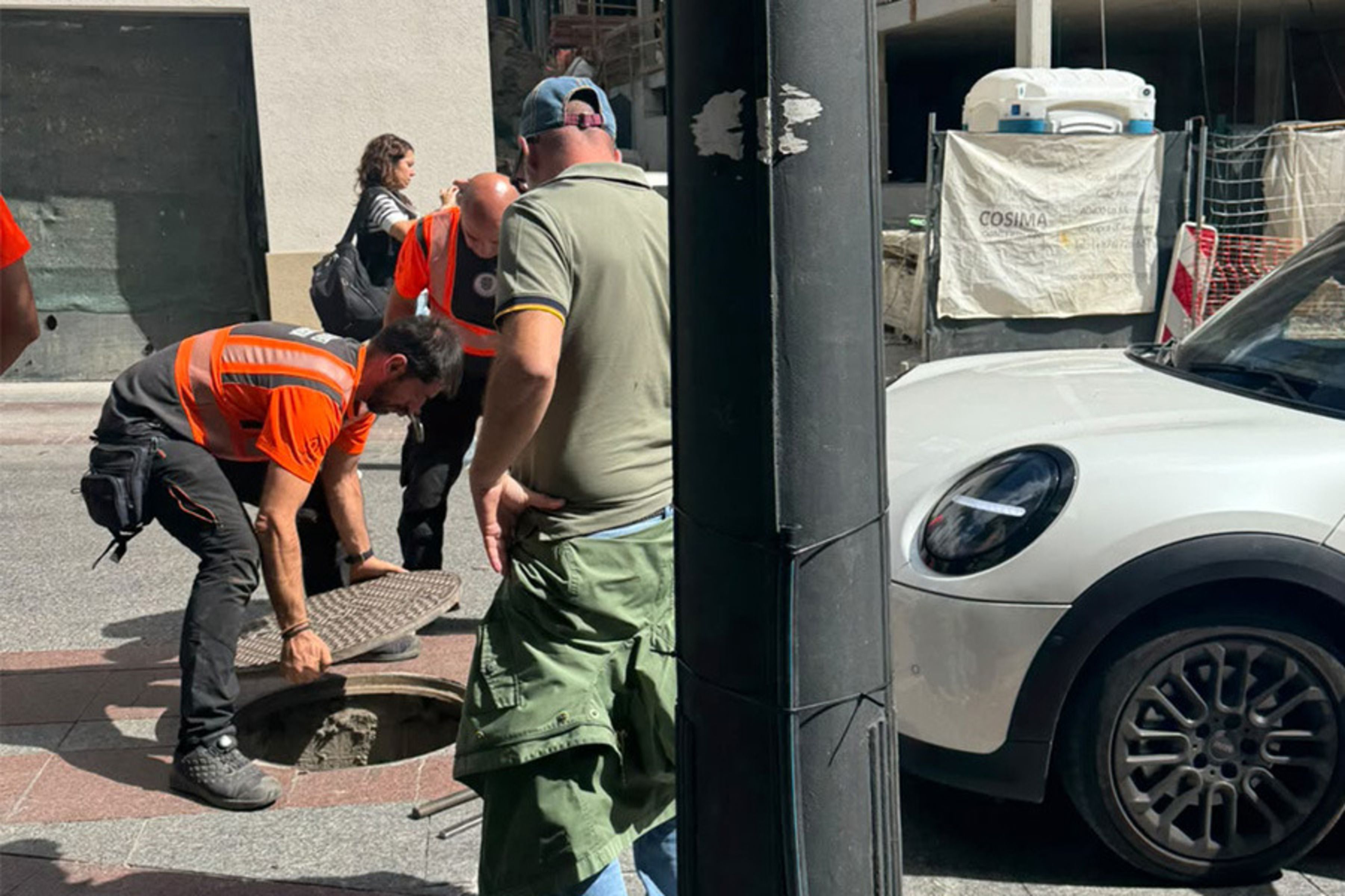 Tècnics del comú amb una de les tapes el dia de l'incident.