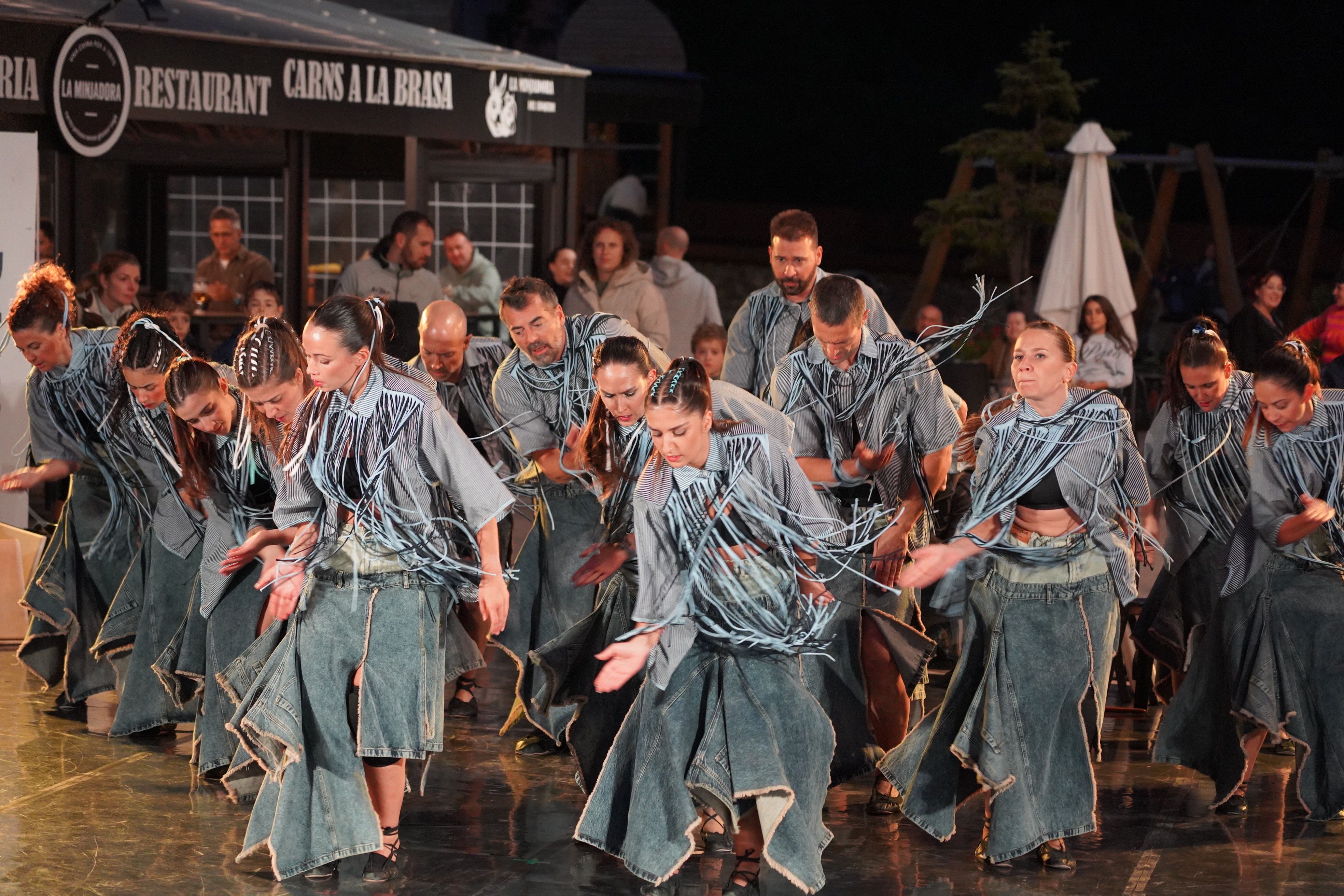L'Esbart Sant Romà ha estrenat aquest divendres un nou festival del Contradans. 