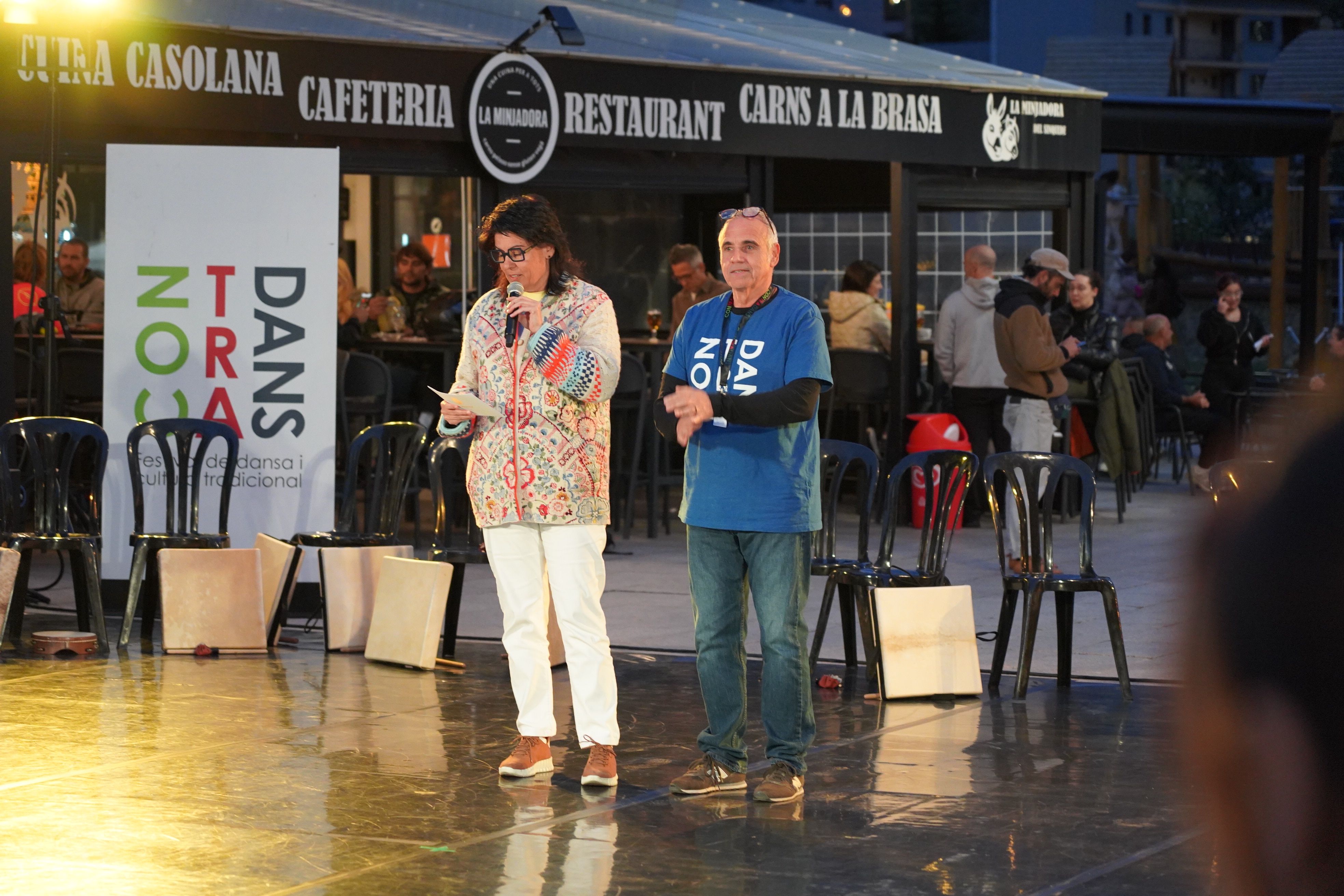 La cònsol, Eva Sansa, amb el director del Contradans, Albert Roig. La cònsol, Eva Sansa, amb el director del Contradans, Albert Roig.