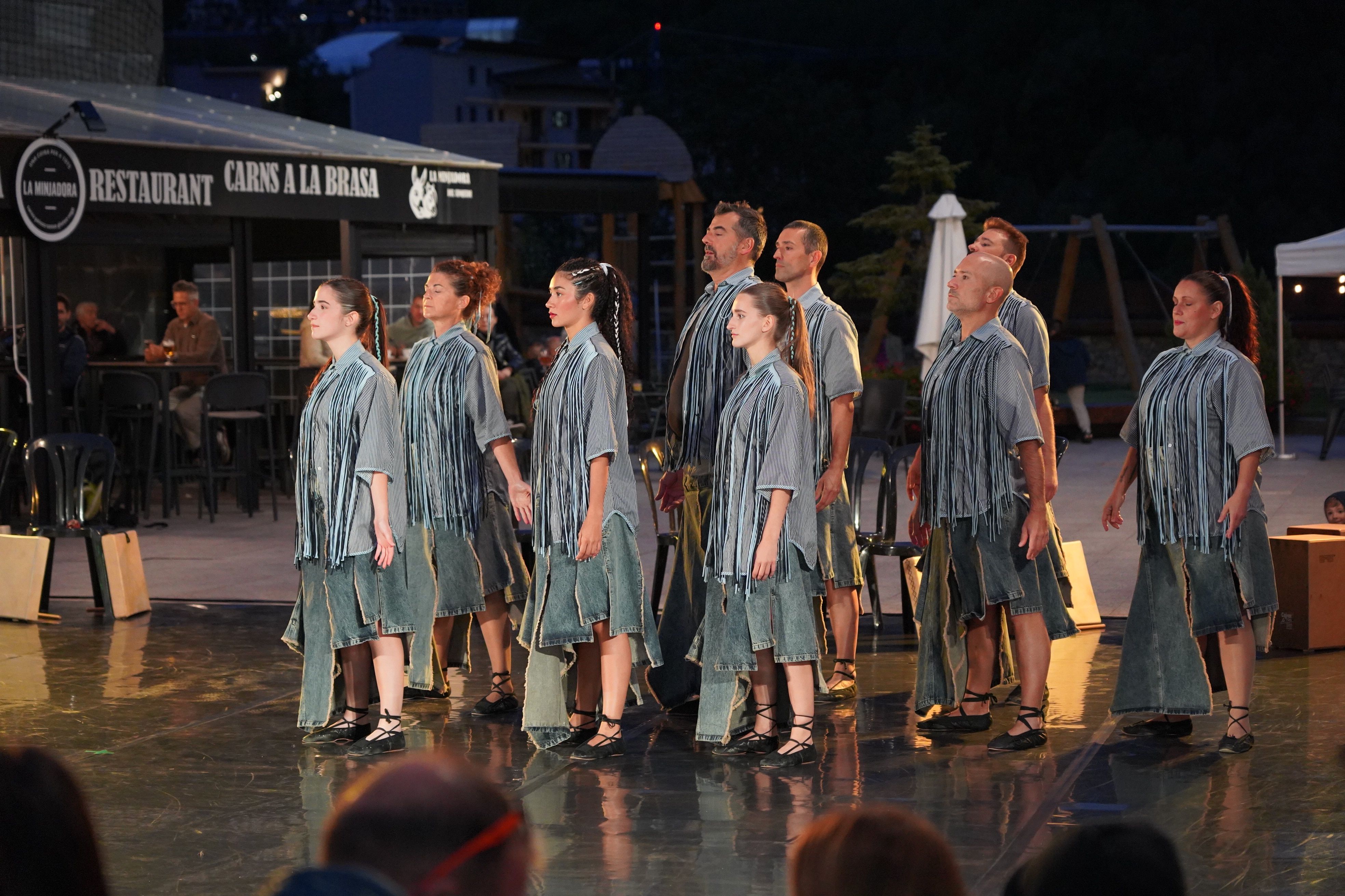 L'Esbart Sant Romà durant l'espectacle 'Com pesa la terra'. L'Esbart Sant Romà durant l'espectacle 'Com pesa la terra'.