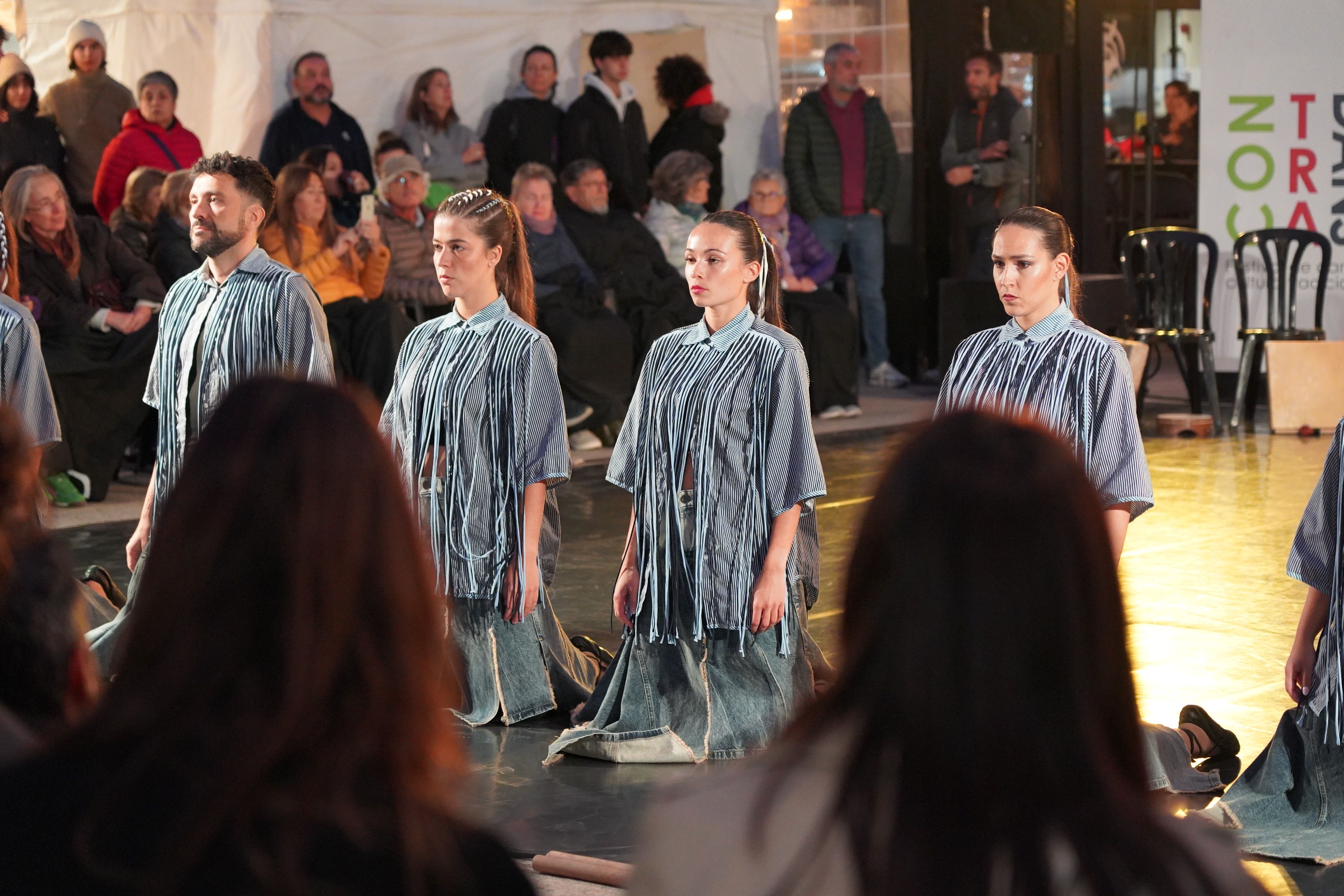 L'Esbart Sant Romà durant l'espectacle 'Com pesa la terra'. L'Esbart Sant Romà durant l'espectacle 'Com pesa la terra'.