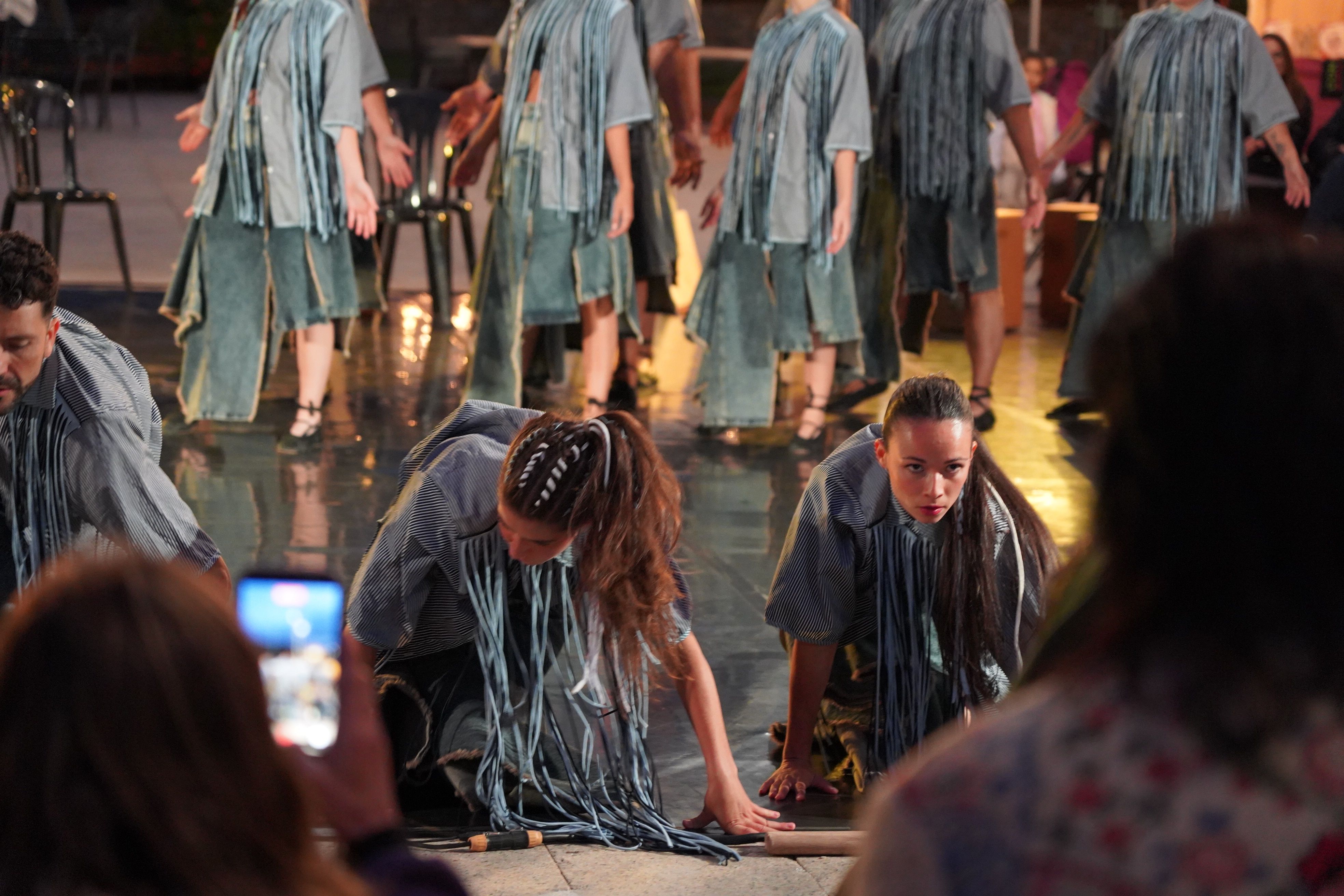 L'Esbart Sant Romà durant l'espectacle 'Com pesa la terra'. L'Esbart Sant Romà durant l'espectacle 'Com pesa la terra'.