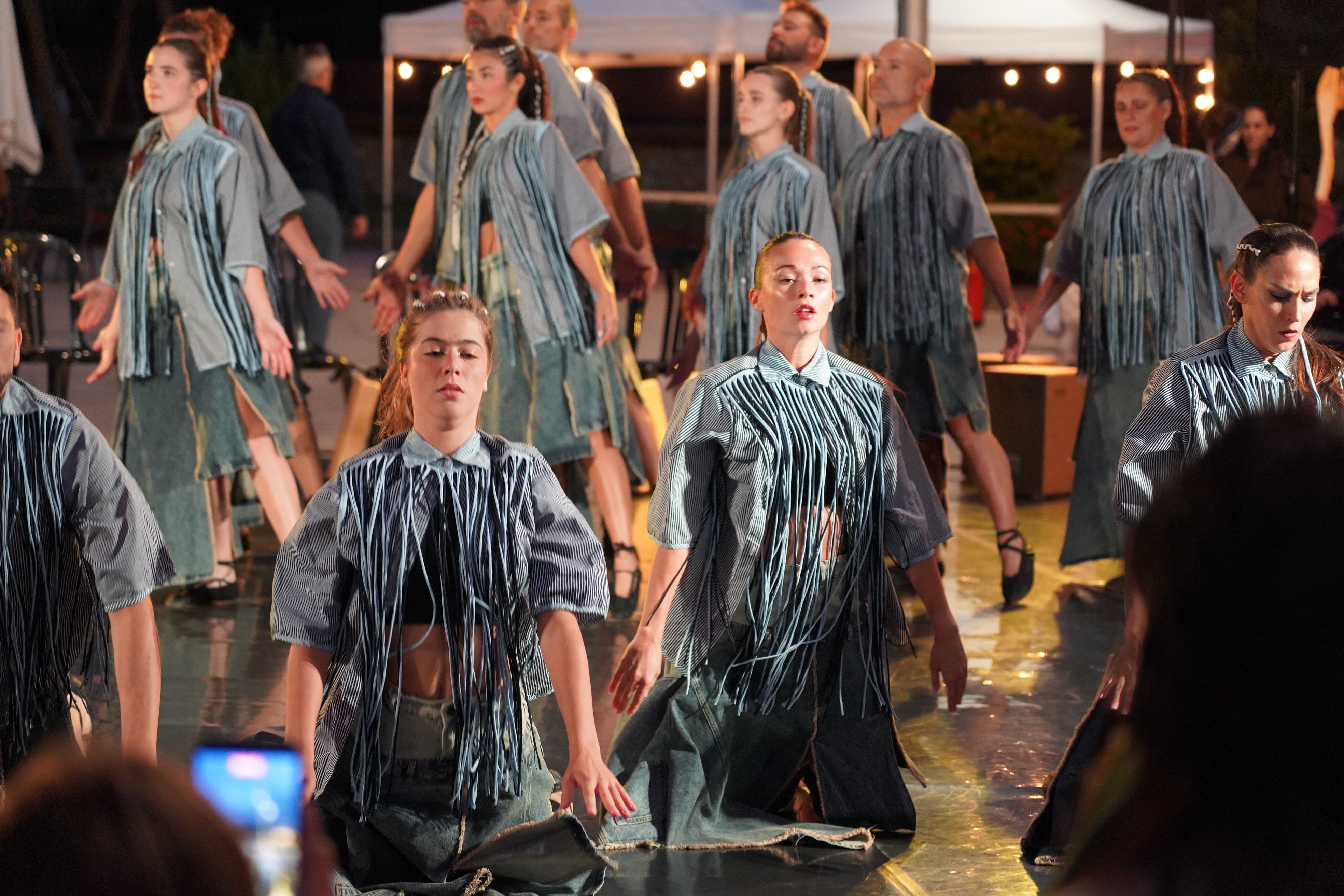 L'Esbart Sant Romà durant l'espectacle 'Com pesa la terra'. L'Esbart Sant Romà durant l'espectacle 'Com pesa la terra'.