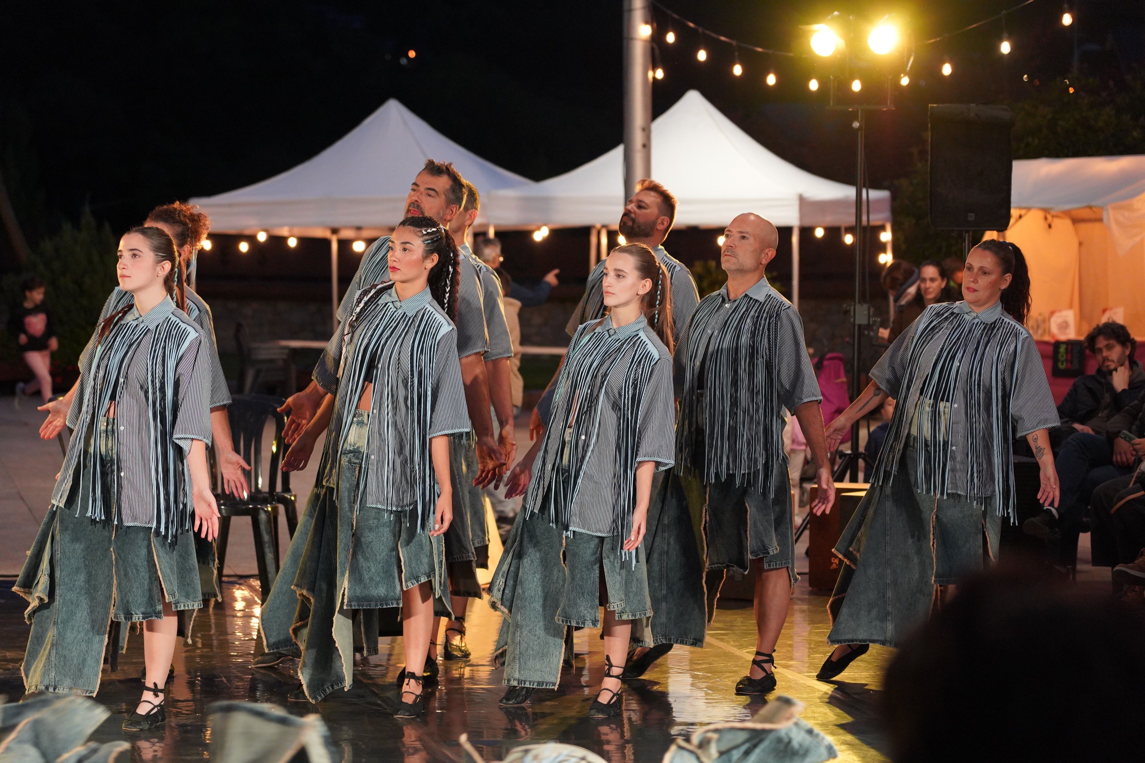L'Esbart Sant Romà durant l'espectacle 'Com pesa la terra'. L'Esbart Sant Romà durant l'espectacle 'Com pesa la terra'.