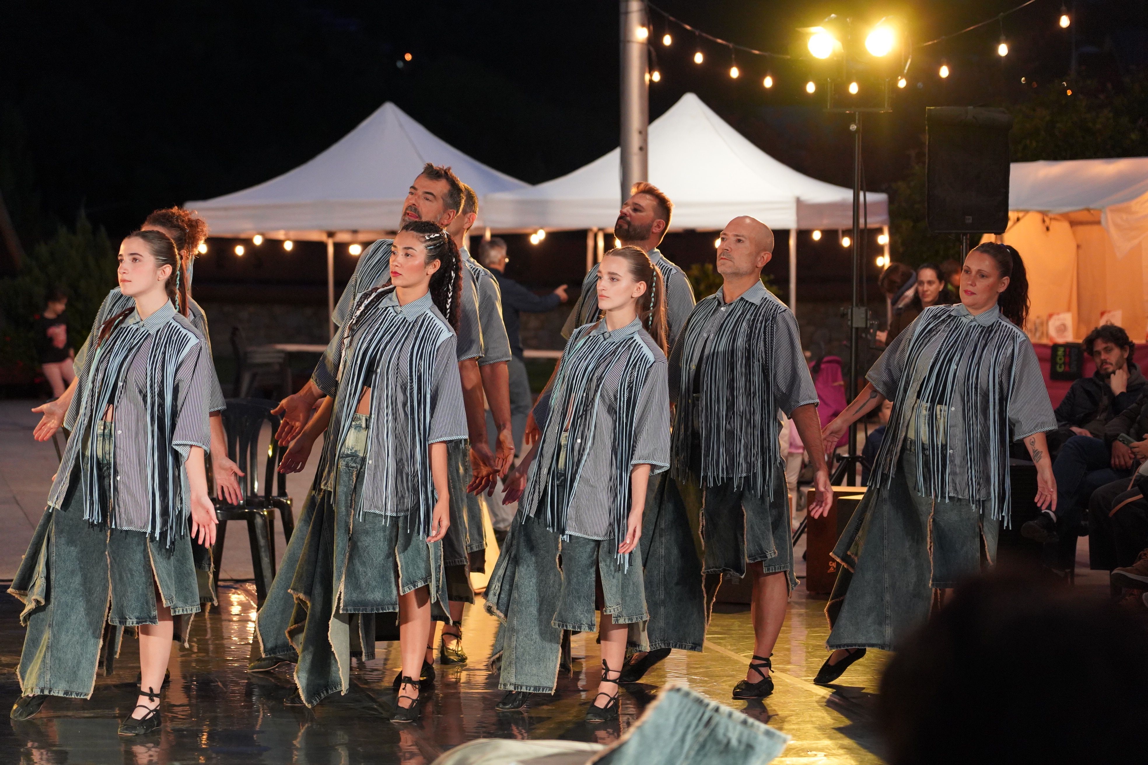 L'Esbart Sant Romà durant l'espectacle 'Com pesa la terra'. L'Esbart Sant Romà durant l'espectacle 'Com pesa la terra'.