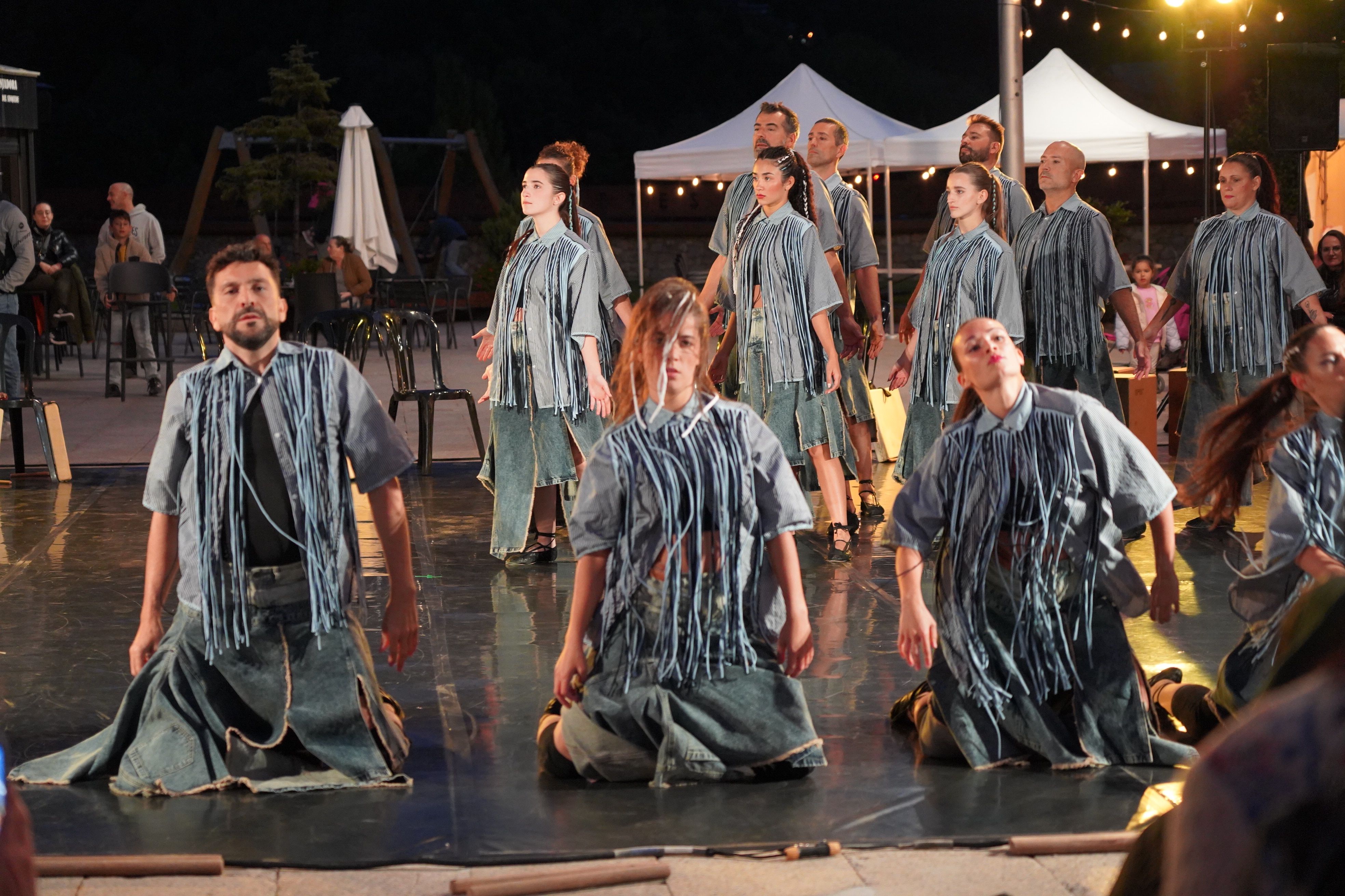 L'Esbart Sant Romà durant l'espectacle 'Com pesa la terra'. L'Esbart Sant Romà durant l'espectacle 'Com pesa la terra'.