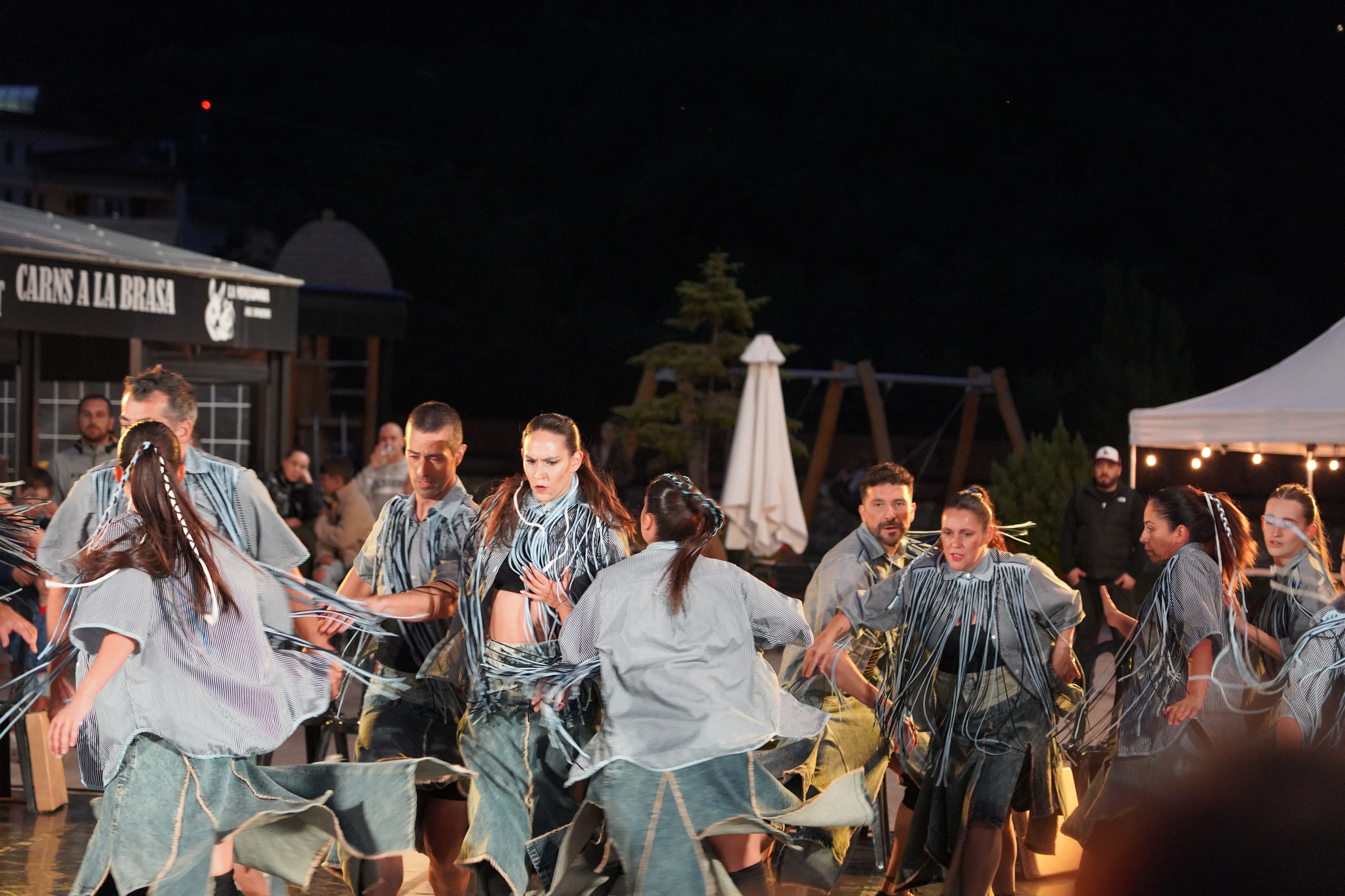 L'Esbart Sant Romà durant l'espectacle 'Com pesa la terra'. L'Esbart Sant Romà durant l'espectacle 'Com pesa la terra'.