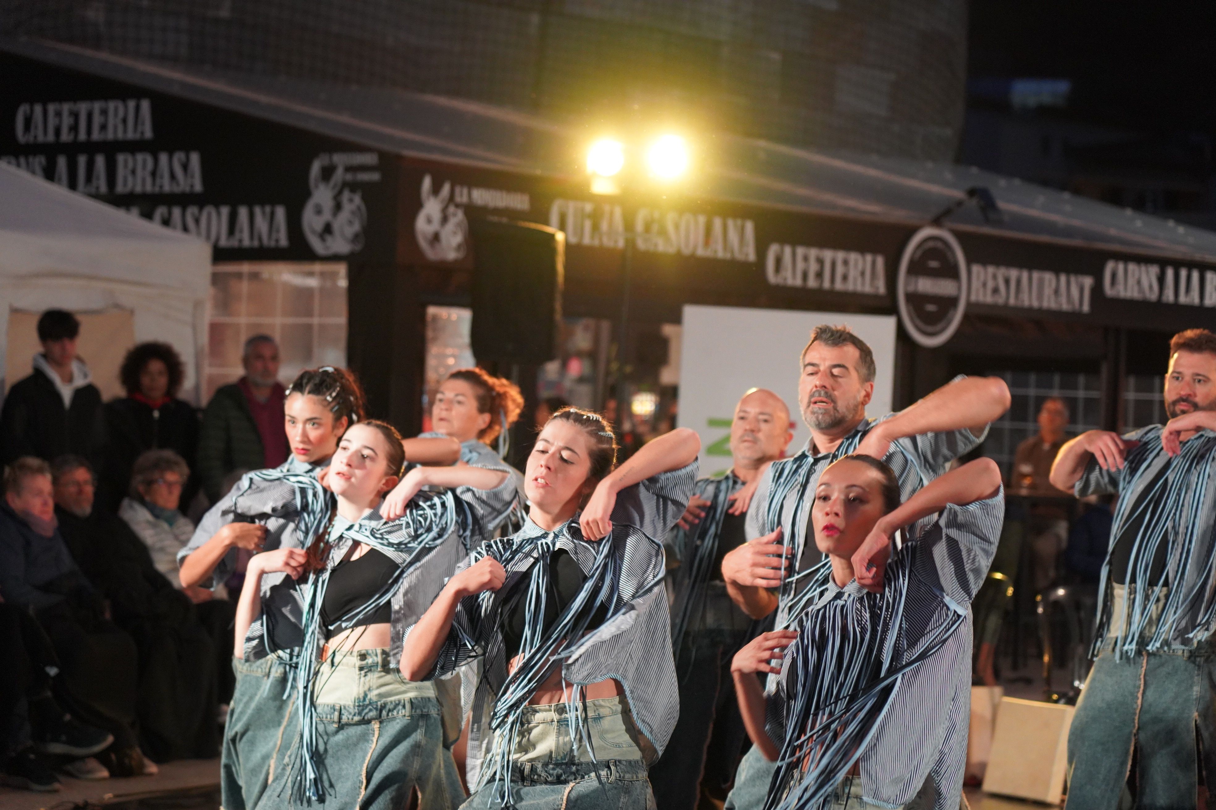 L'Esbart Sant Romà durant l'espectacle 'Com pesa la terra'. L'Esbart Sant Romà durant l'espectacle 'Com pesa la terra'.