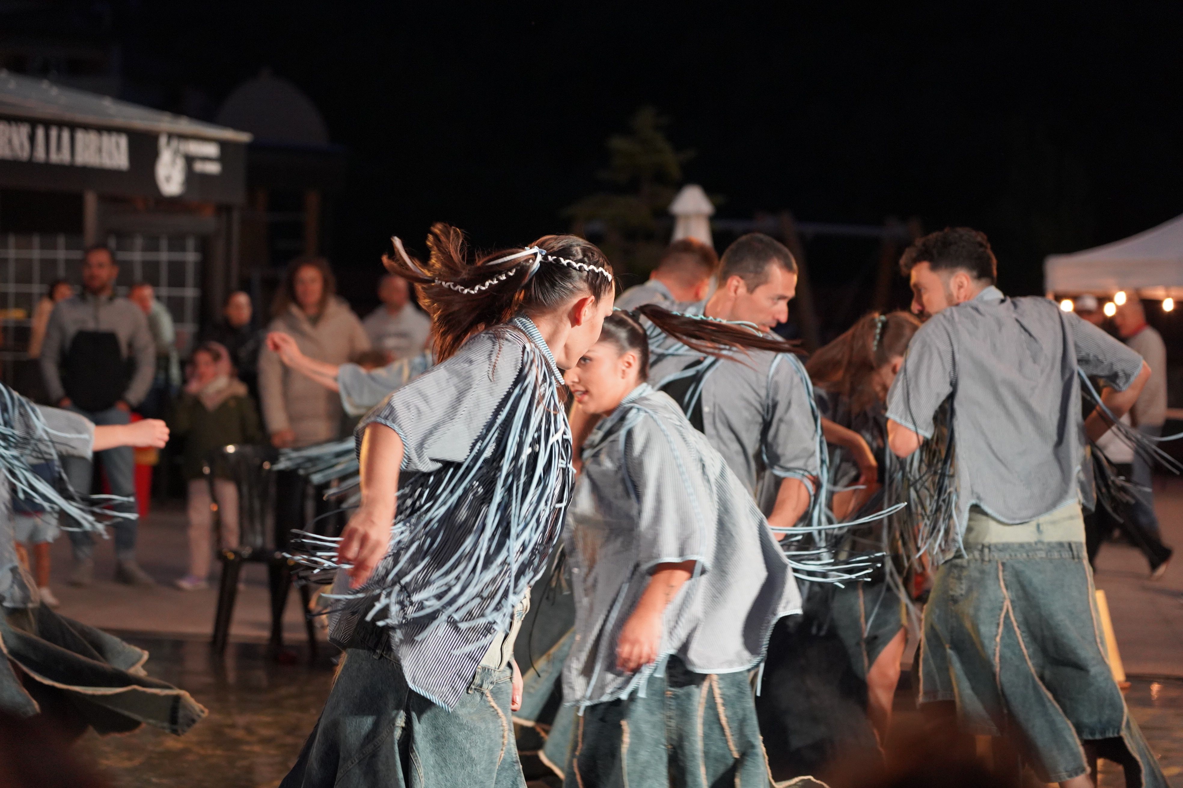 L'Esbart Sant Romà durant l'espectacle 'Com pesa la terra'. L'Esbart Sant Romà durant l'espectacle 'Com pesa la terra'.