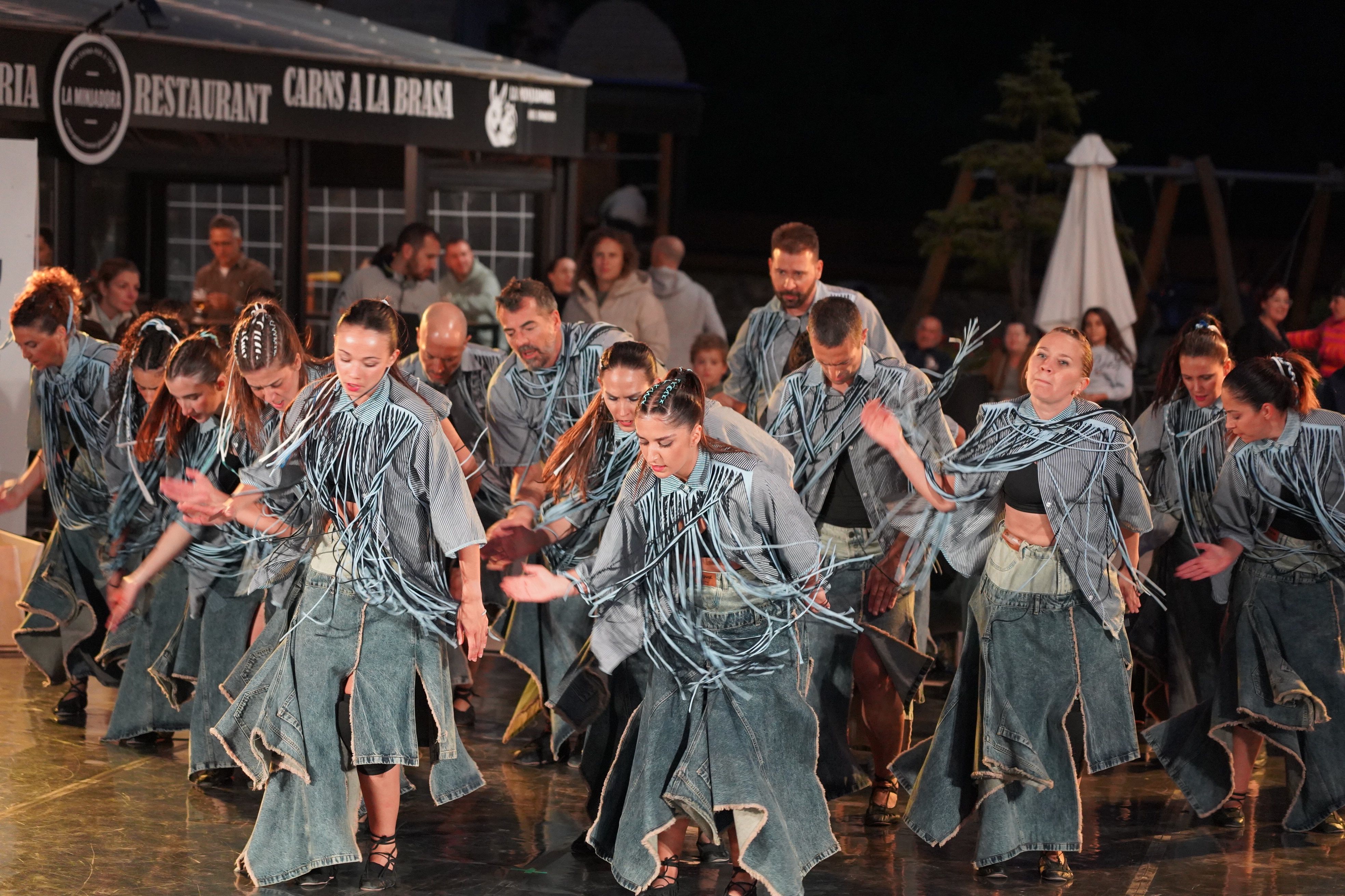 L'Esbart Sant Romà durant l'espectacle 'Com pesa la terra'. L'Esbart Sant Romà durant l'espectacle 'Com pesa la terra'.
