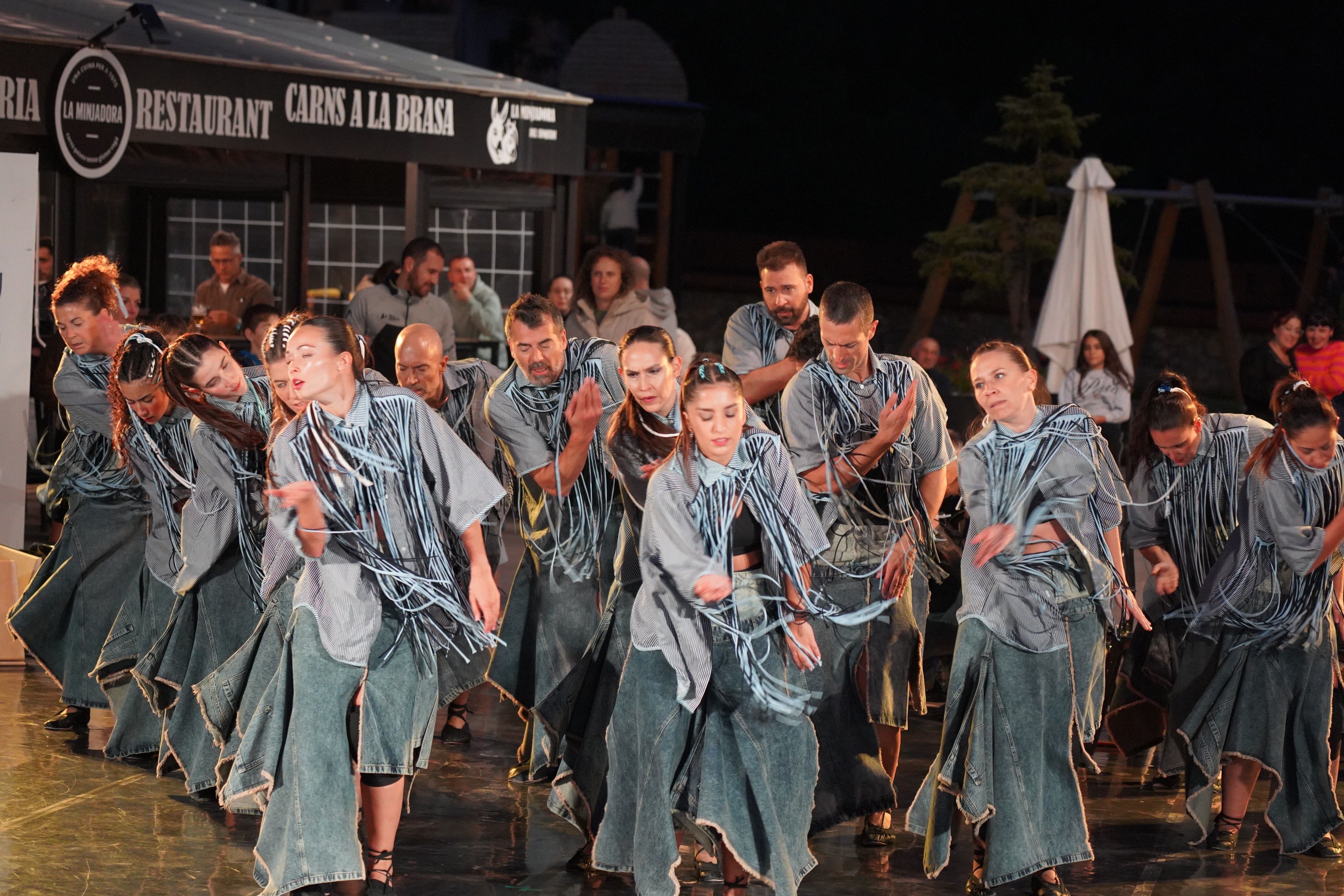 L'Esbart Sant Romà durant l'espectacle 'Com pesa la terra'. L'Esbart Sant Romà durant l'espectacle 'Com pesa la terra'.