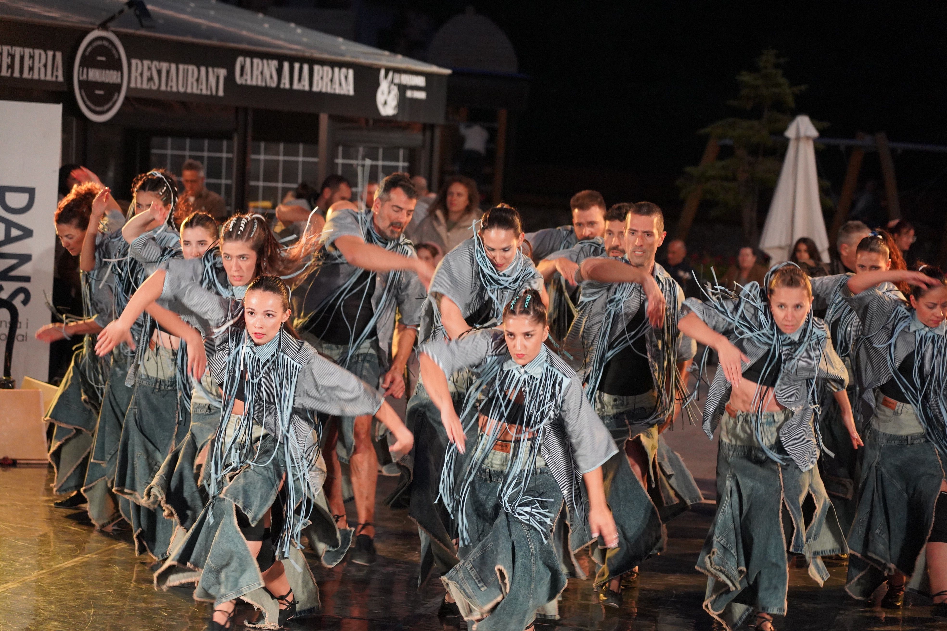 L'Esbart Sant Romà durant l'espectacle 'Com pesa la terra'. L'Esbart Sant Romà durant l'espectacle 'Com pesa la terra'.