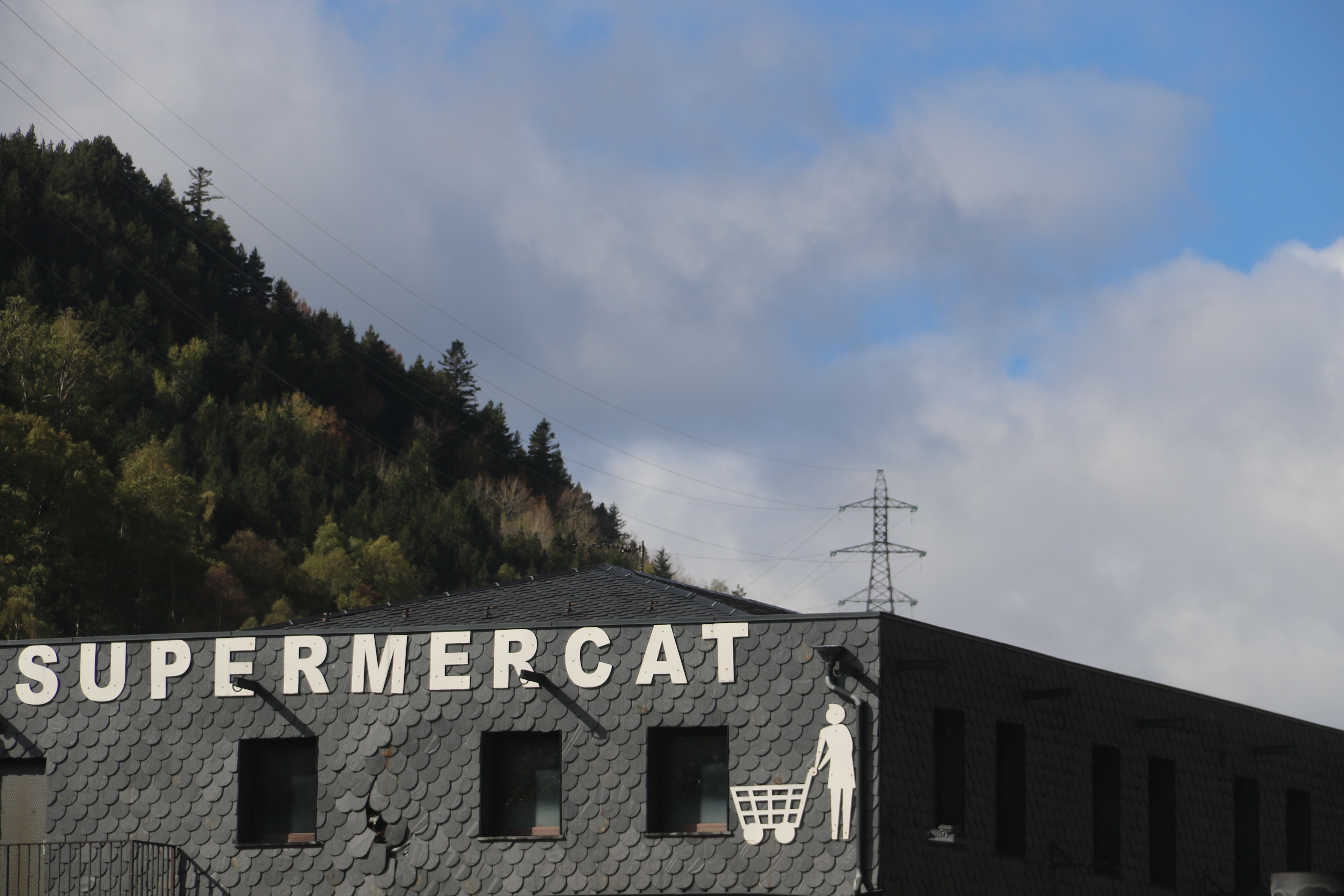 Els lladres van anar directes a la segona planta del supermercat, on hi havia el tabac.