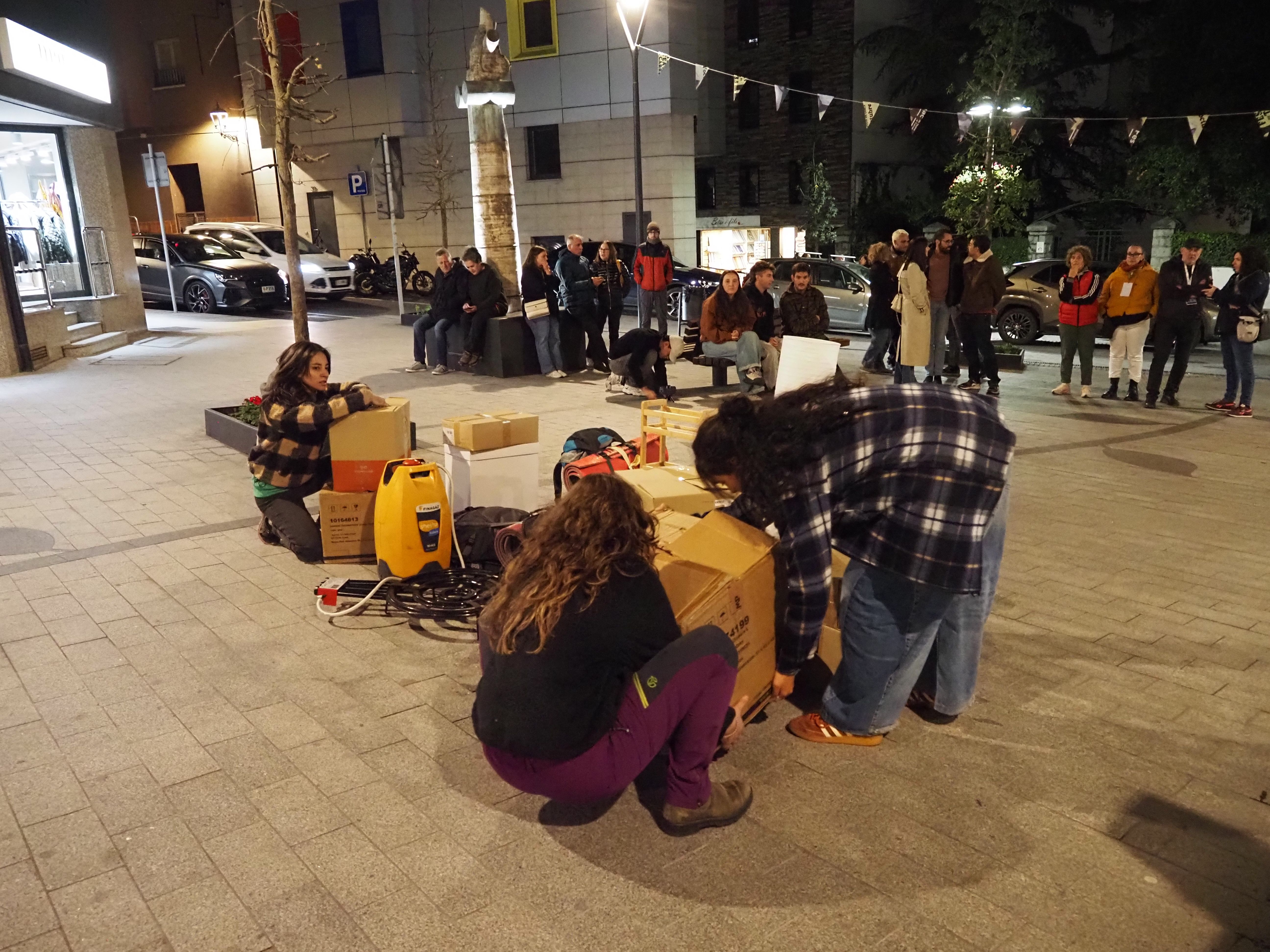 Les Somatents han recreat un desnonament. Les Somatents han recreat un desnonament.