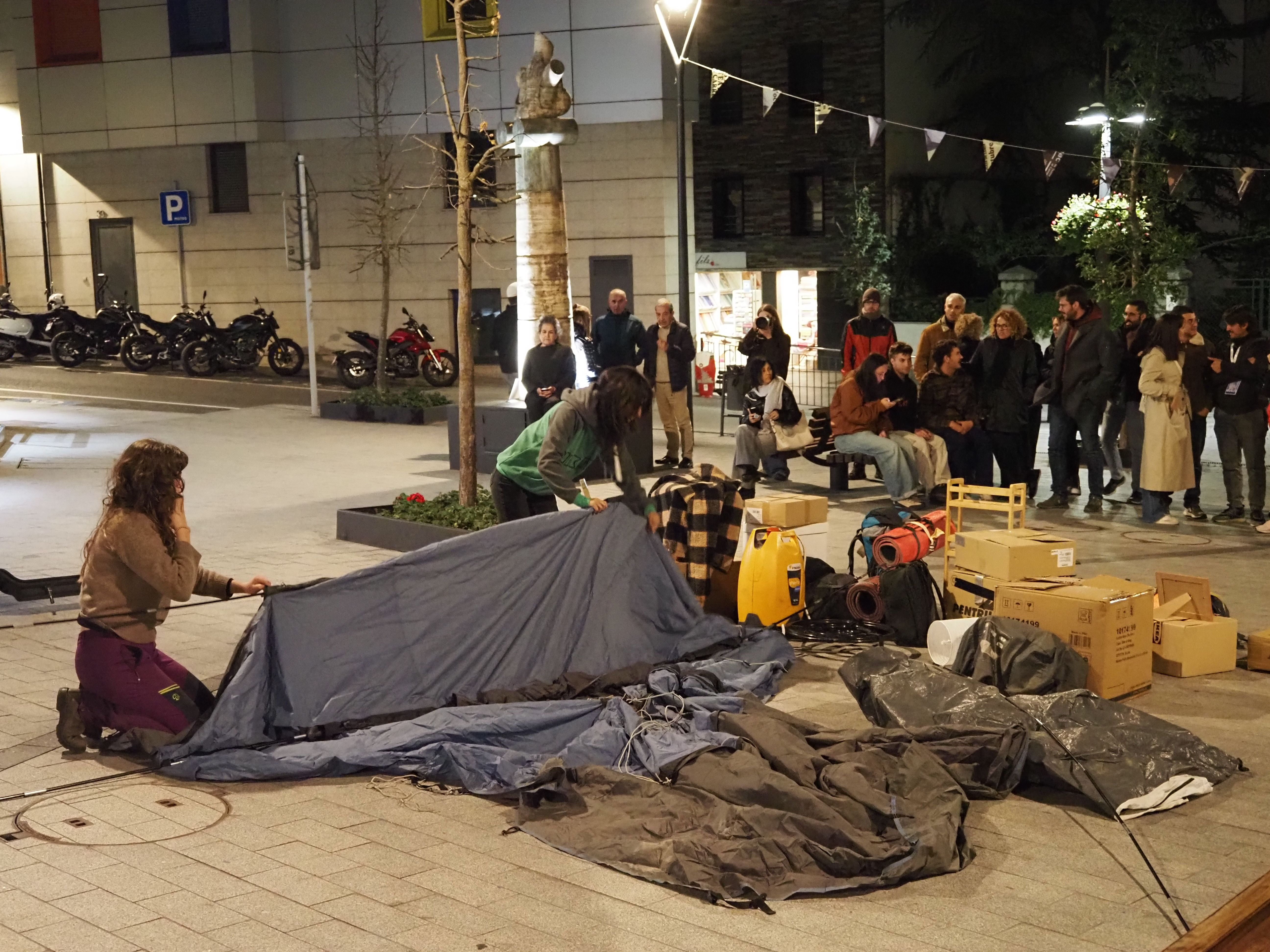 Les protagonistes mirant de muntar una tenda de campanya. Les protagonistes mirant de muntar una tenda de campanya.