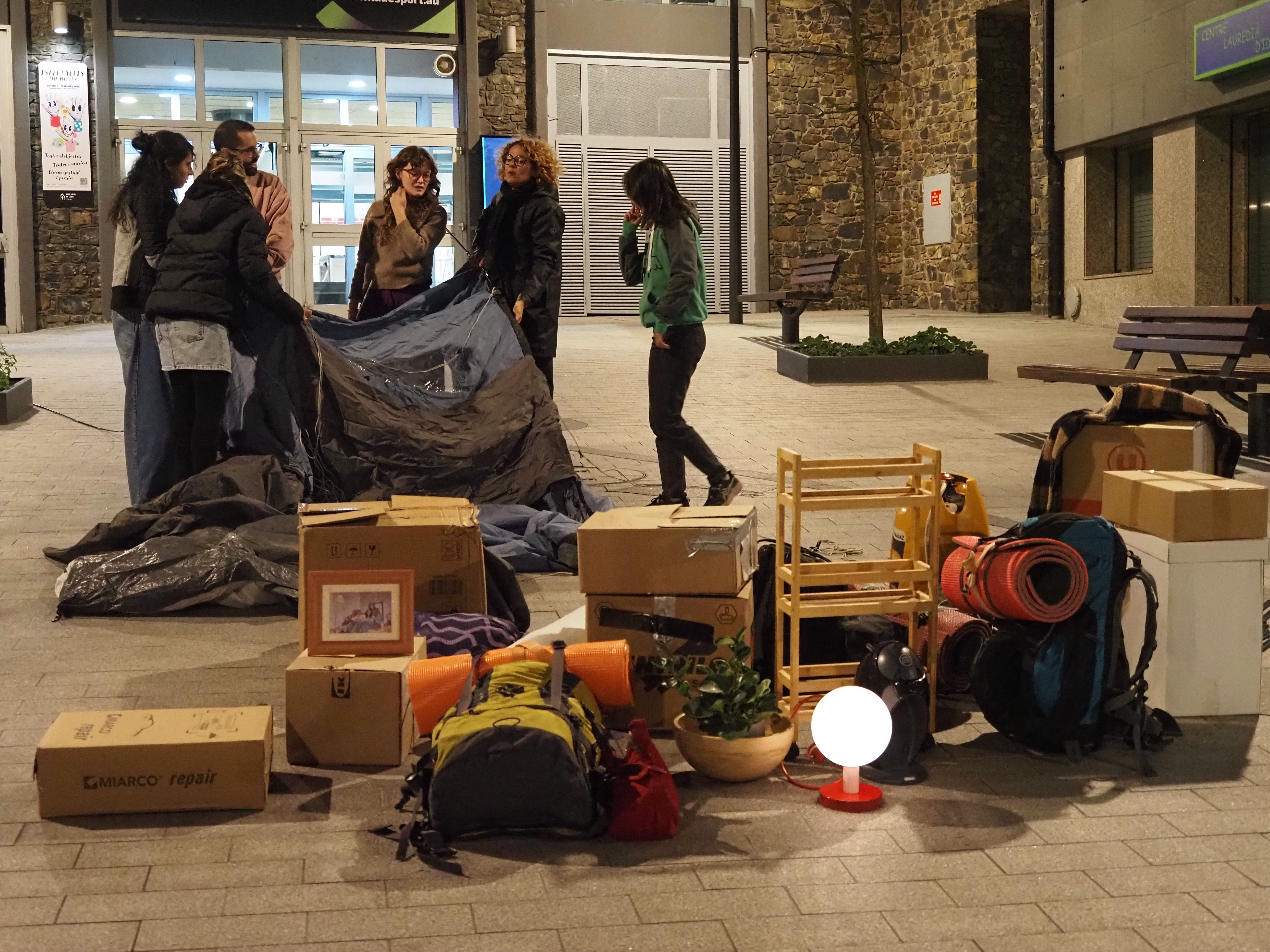 Procés de muntatge de la tenda on passaran la nit. Procés de muntatge de la tenda on passaran la nit.